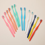 ピラミッド形状とタフトで 効率的に汚れを落とす！ “奇跡の歯ブラシＳＰ” ８色１３本セット