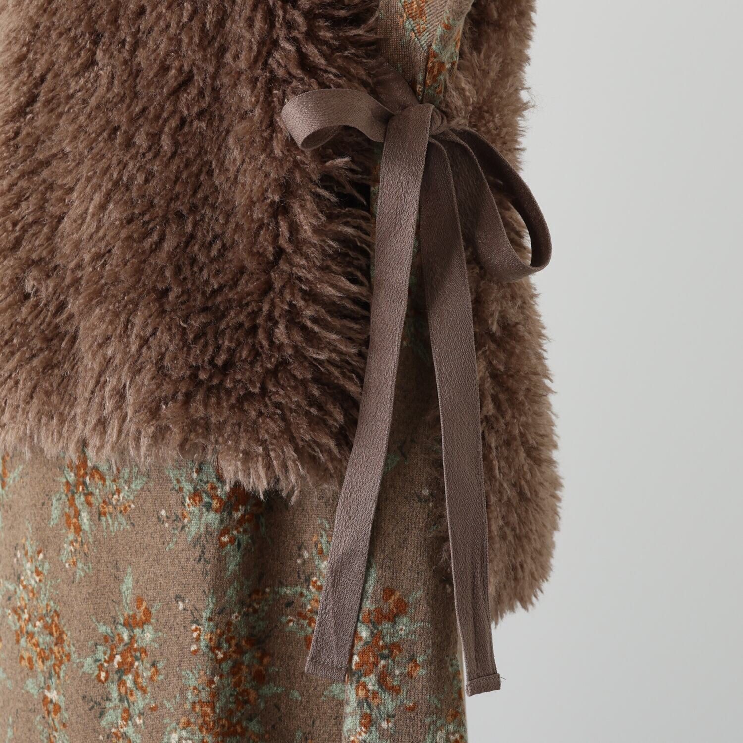 シルバーミントシュガー ふわっとエコファー スエード風リボンで サイズアレンジ自在 おしゃれに少し差をつける Ｖネックベスト