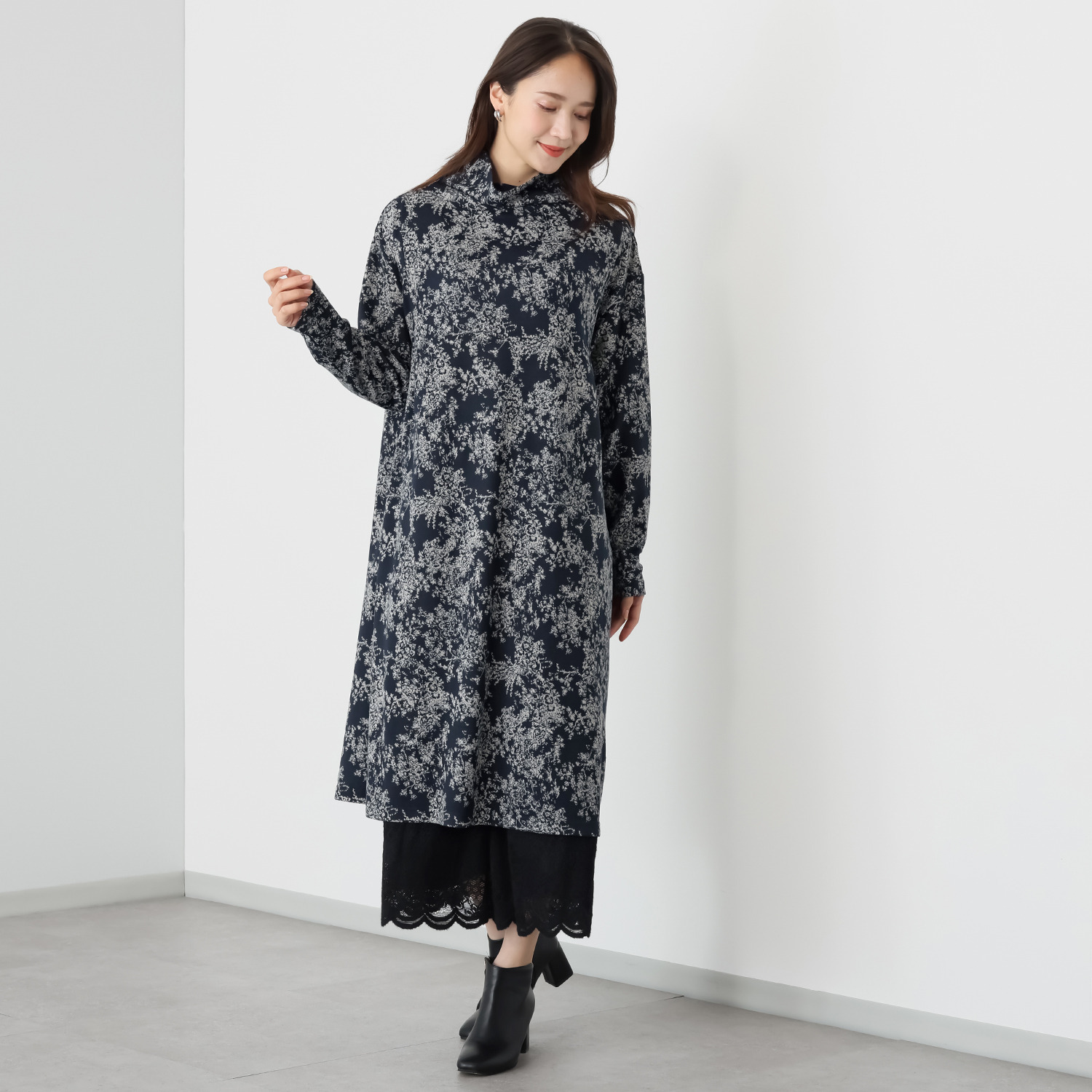 シルバーミントシュガー ゆったりシルエットと ほっそり袖でメリハリ オフタートル ワンピース