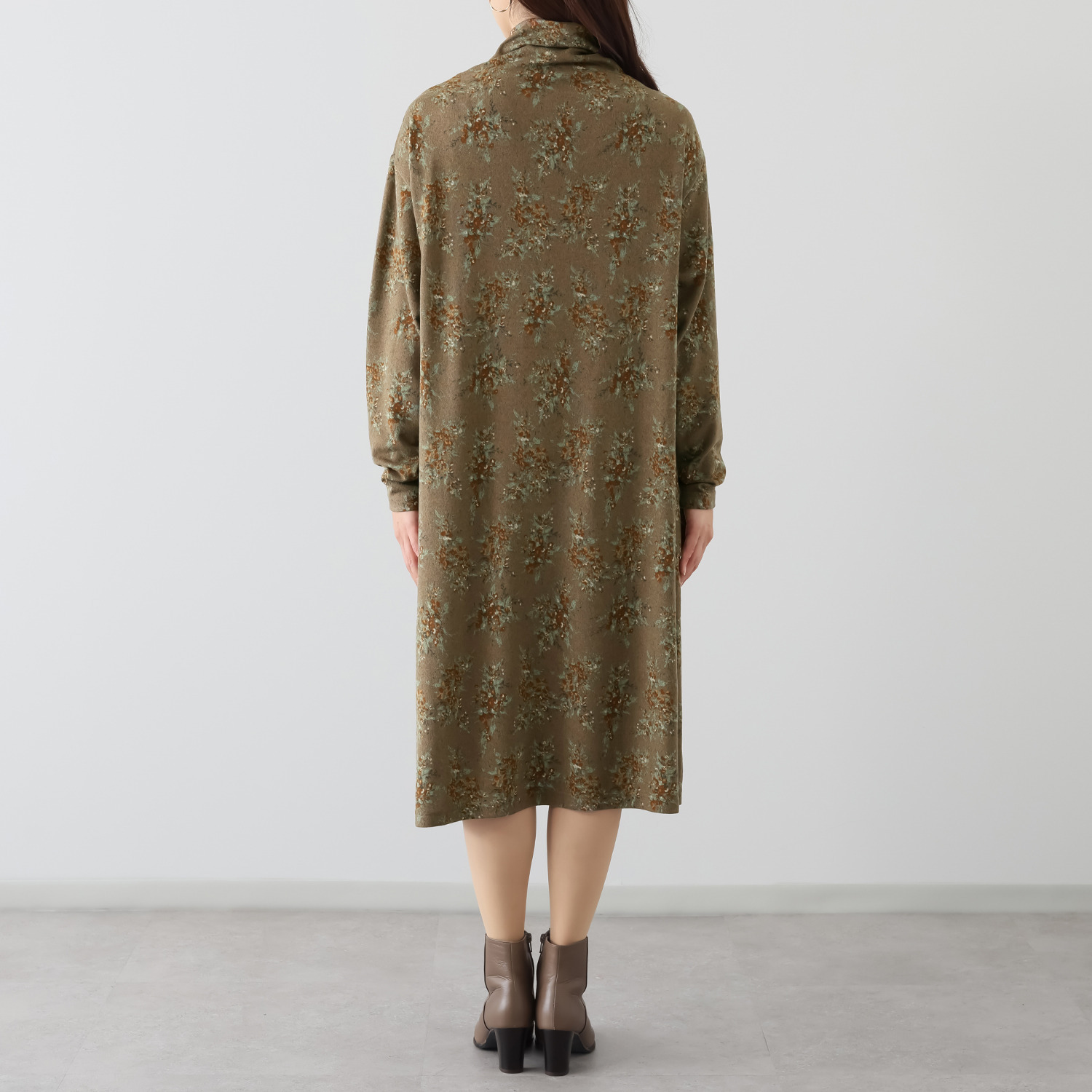 シルバーミントシュガー ゆったりシルエットと ほっそり袖でメリハリ オフタートル ワンピース