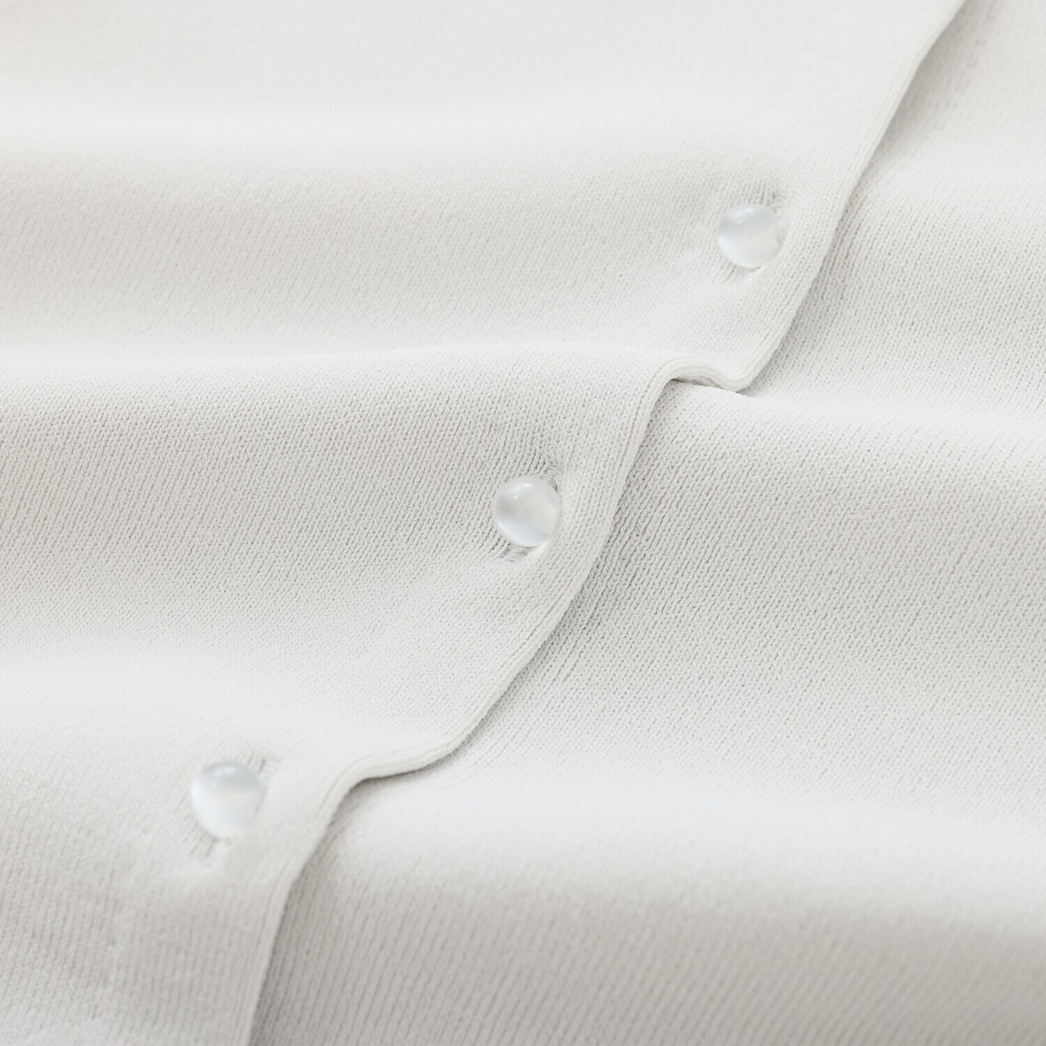 ルクオーレ きれい見え 総針編 ボタンアクセント ニットカーディガン