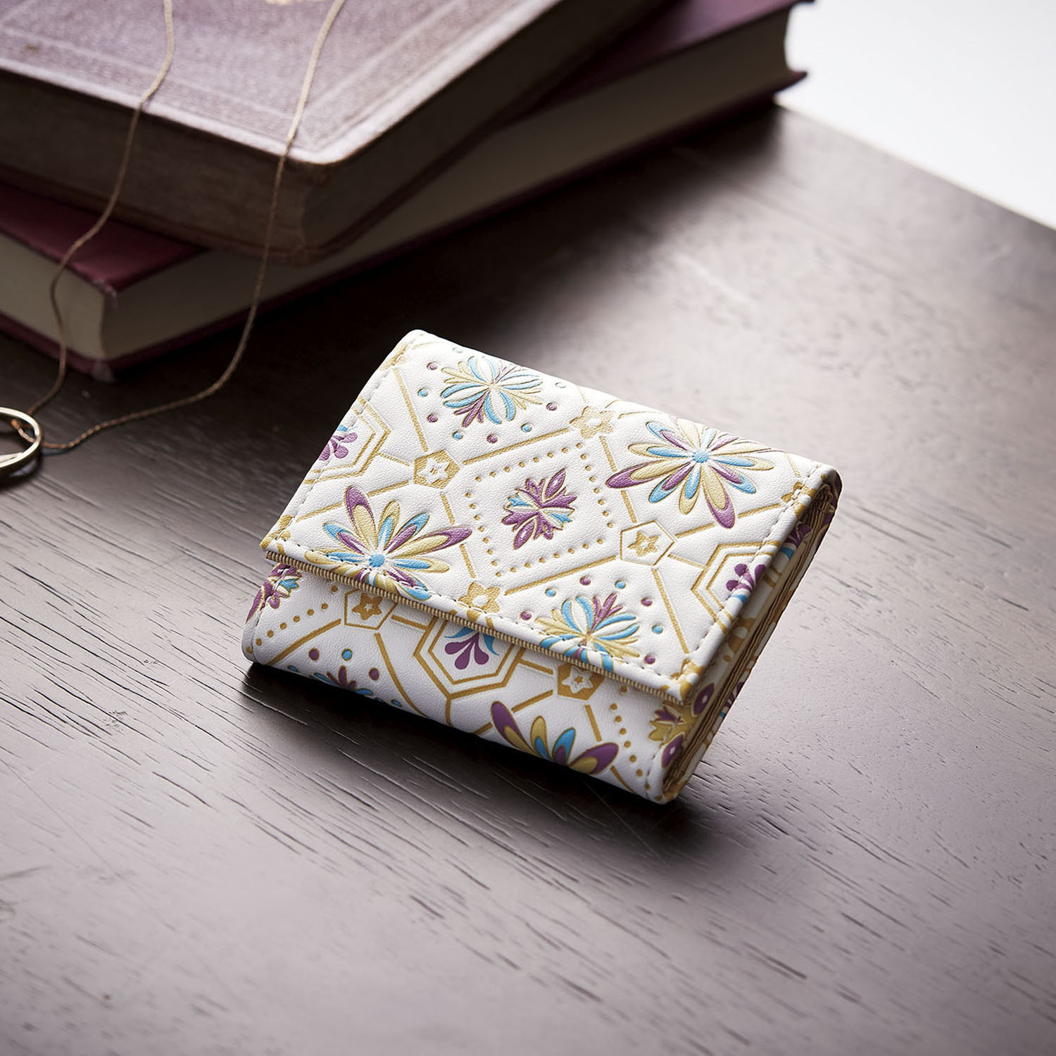 絵画のような美しさ 手にのるサイズ感の 文庫風 すっきり収まるミニ財布