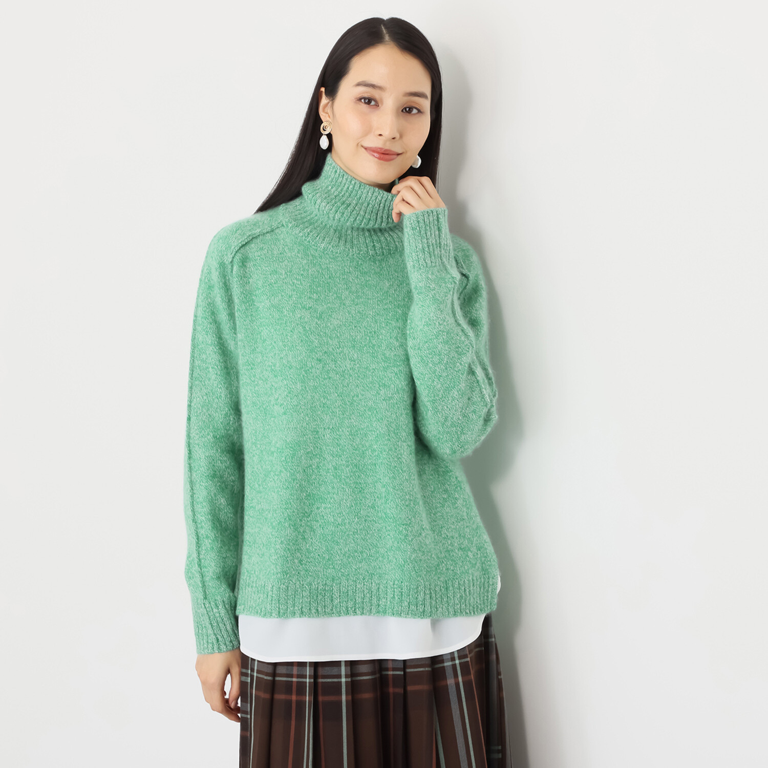 ディアルマ ホワイトヤク１００％ 変形ヘムライン ニットプルオーバー