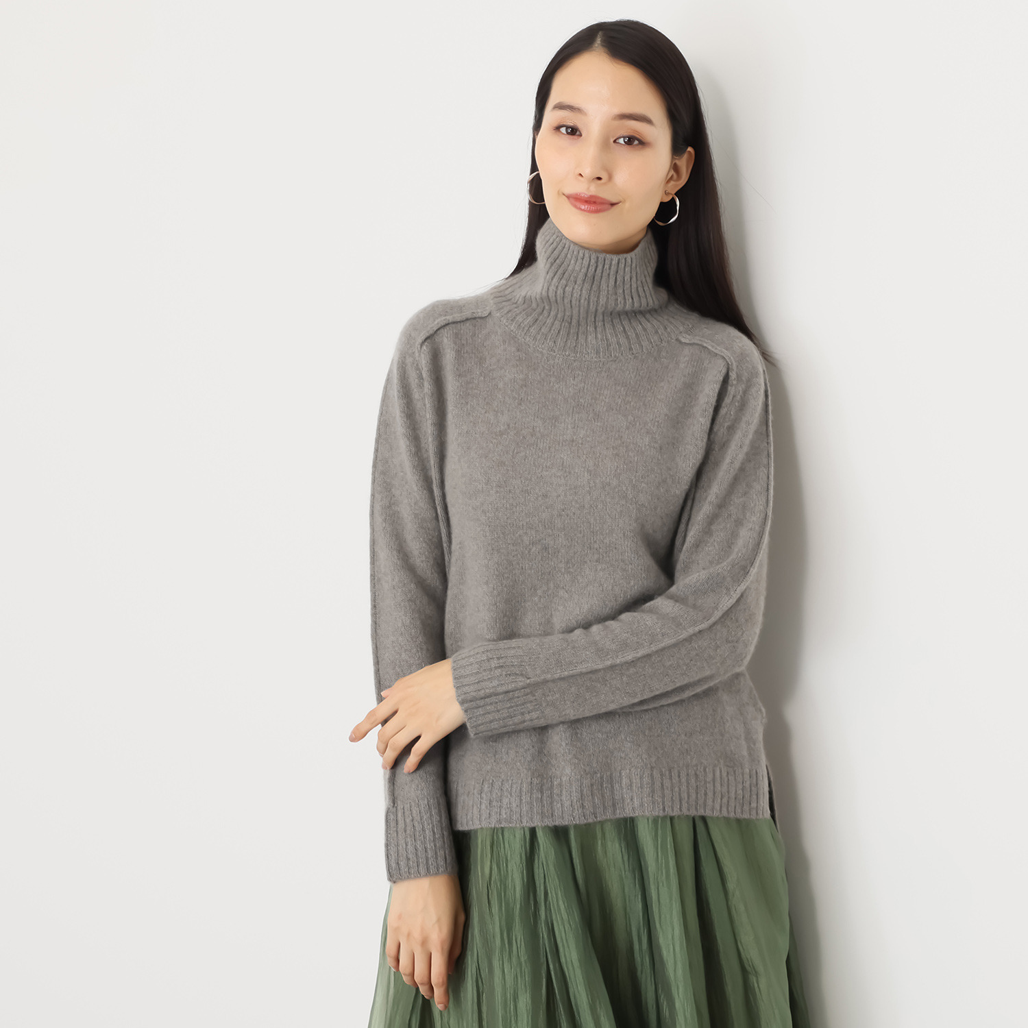 ディアルマ ホワイトヤク１００％ 変形ヘムライン ニットプルオーバー