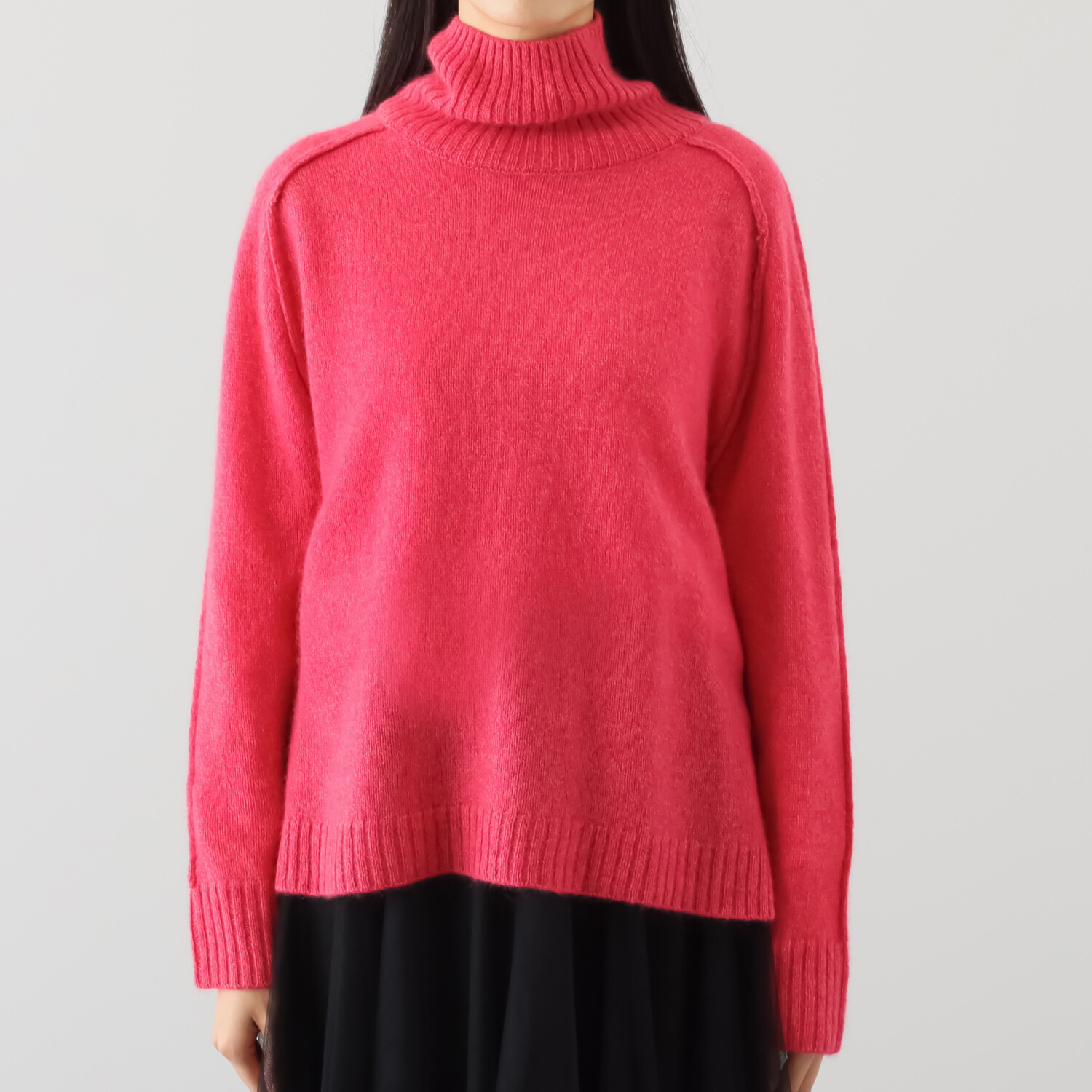 ディアルマ ホワイトヤク１００％ 変形ヘムライン ニットプルオーバー