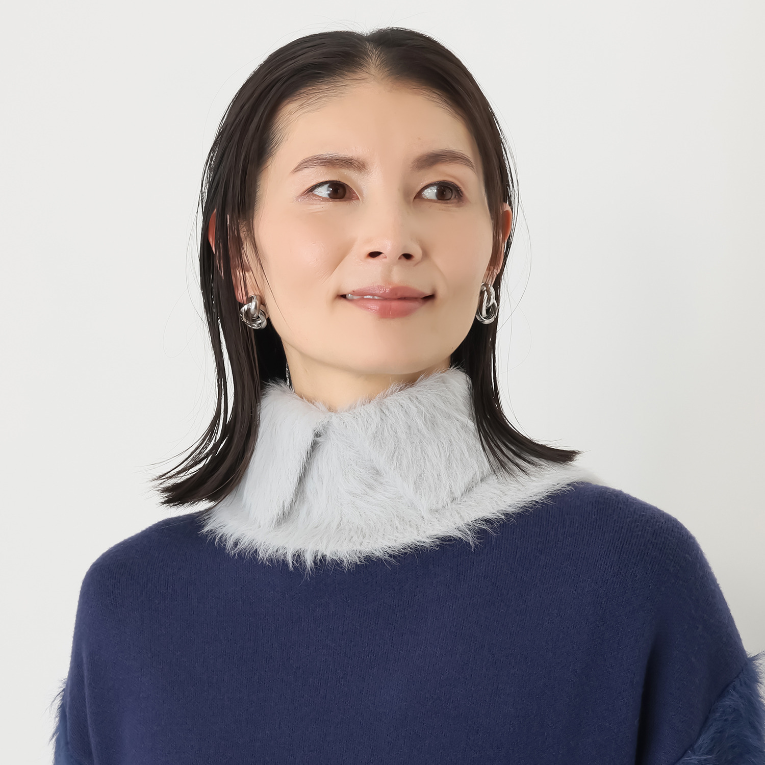 マイジュジュ ふわふわフェザーヤーン 襟付ニットスヌード