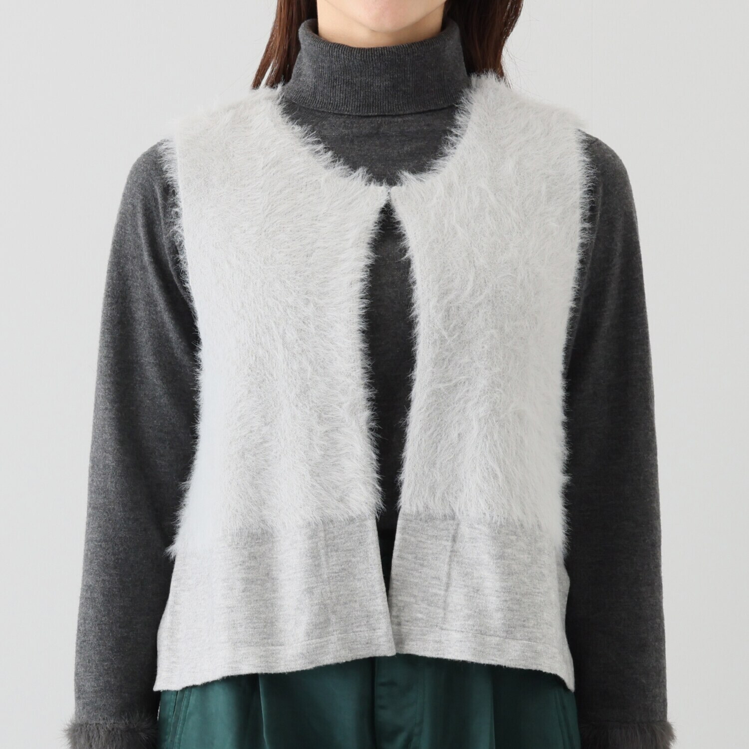 マイジュジュ 一枚で決まる！ ふわふわフェザーヤーン 編地レイヤード ニットジレ