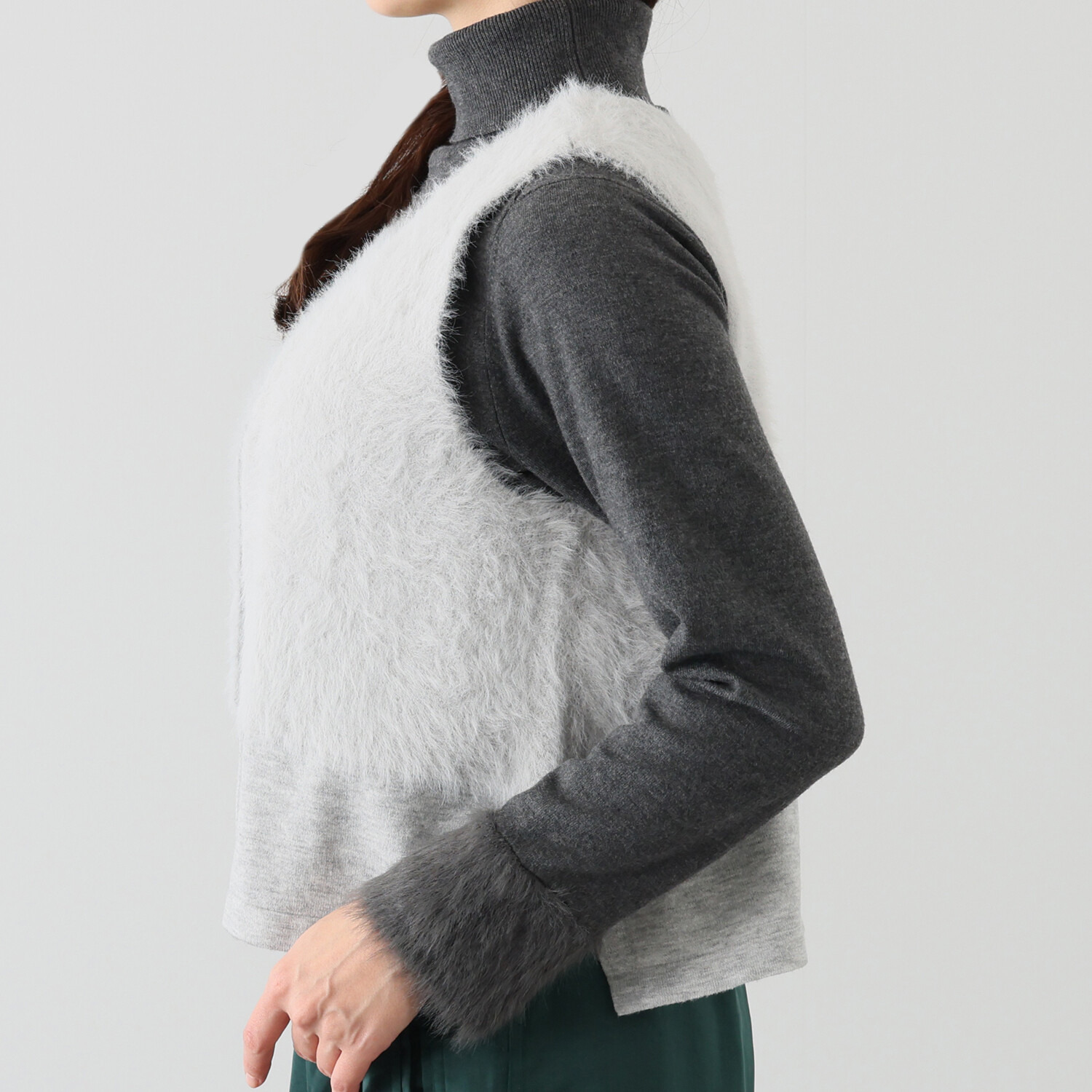 マイジュジュ 一枚で決まる！ ふわふわフェザーヤーン 編地レイヤード ニットジレ