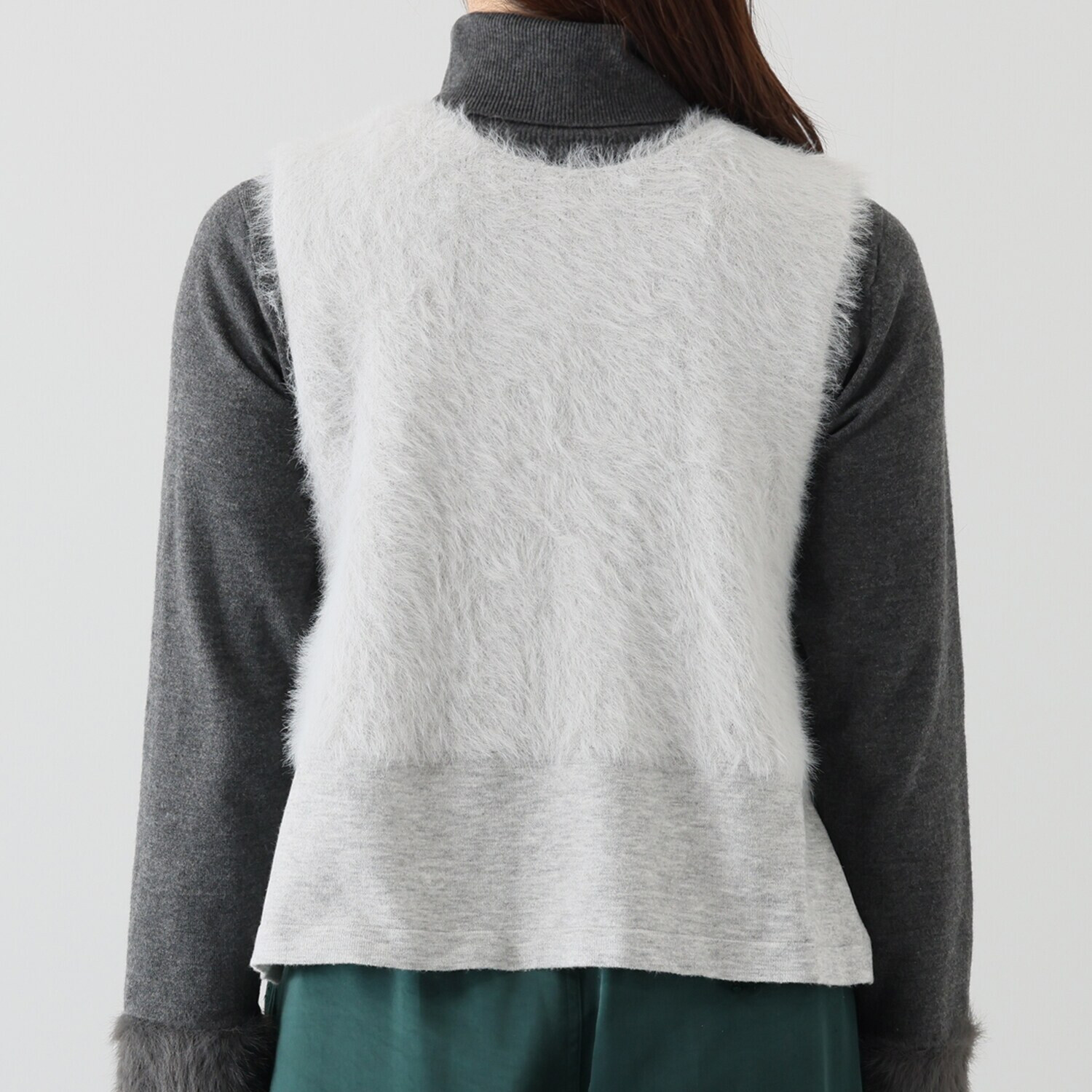 マイジュジュ 一枚で決まる！ ふわふわフェザーヤーン 編地レイヤード ニットジレ