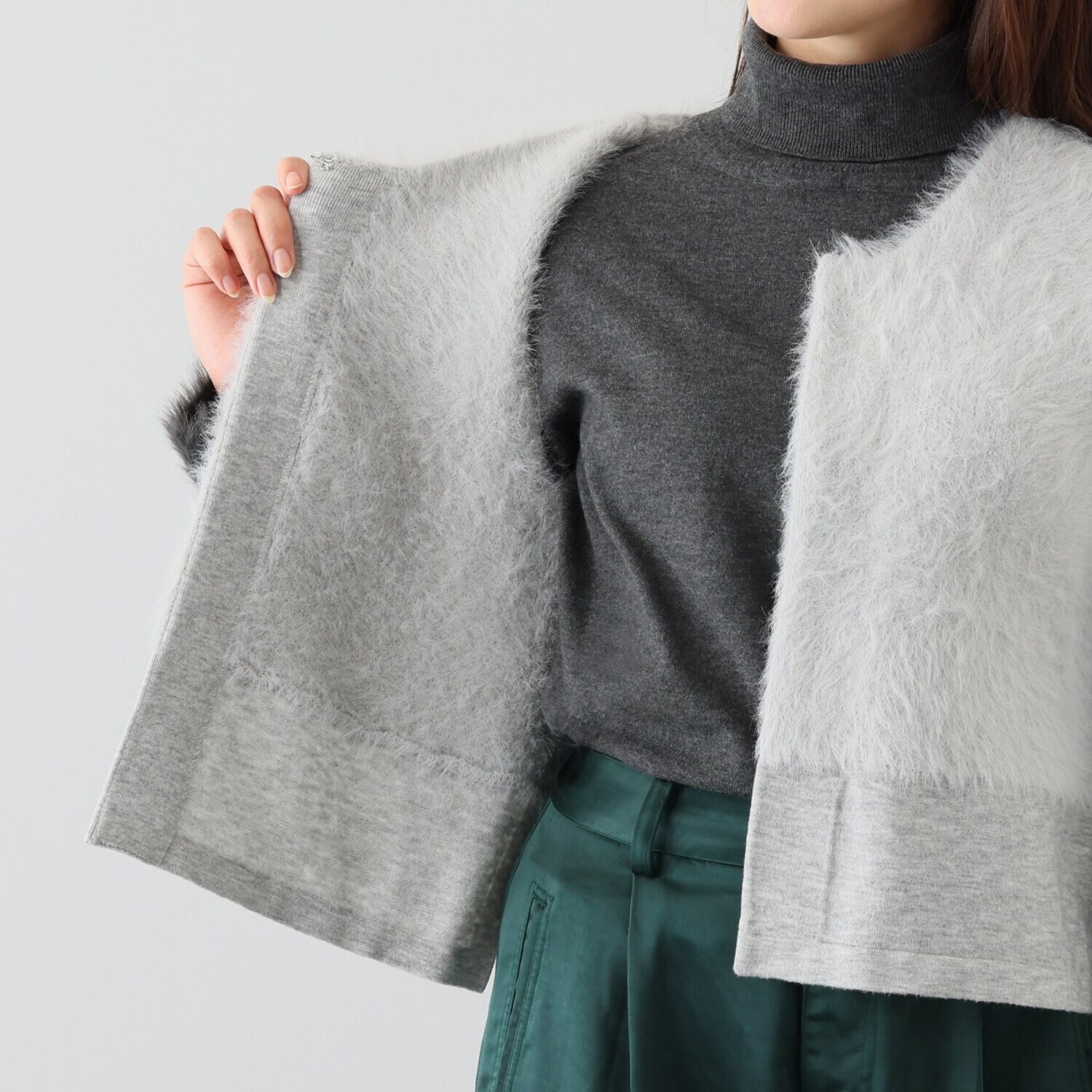 マイジュジュ 一枚で決まる！ ふわふわフェザーヤーン 編地レイヤード ニットジレ