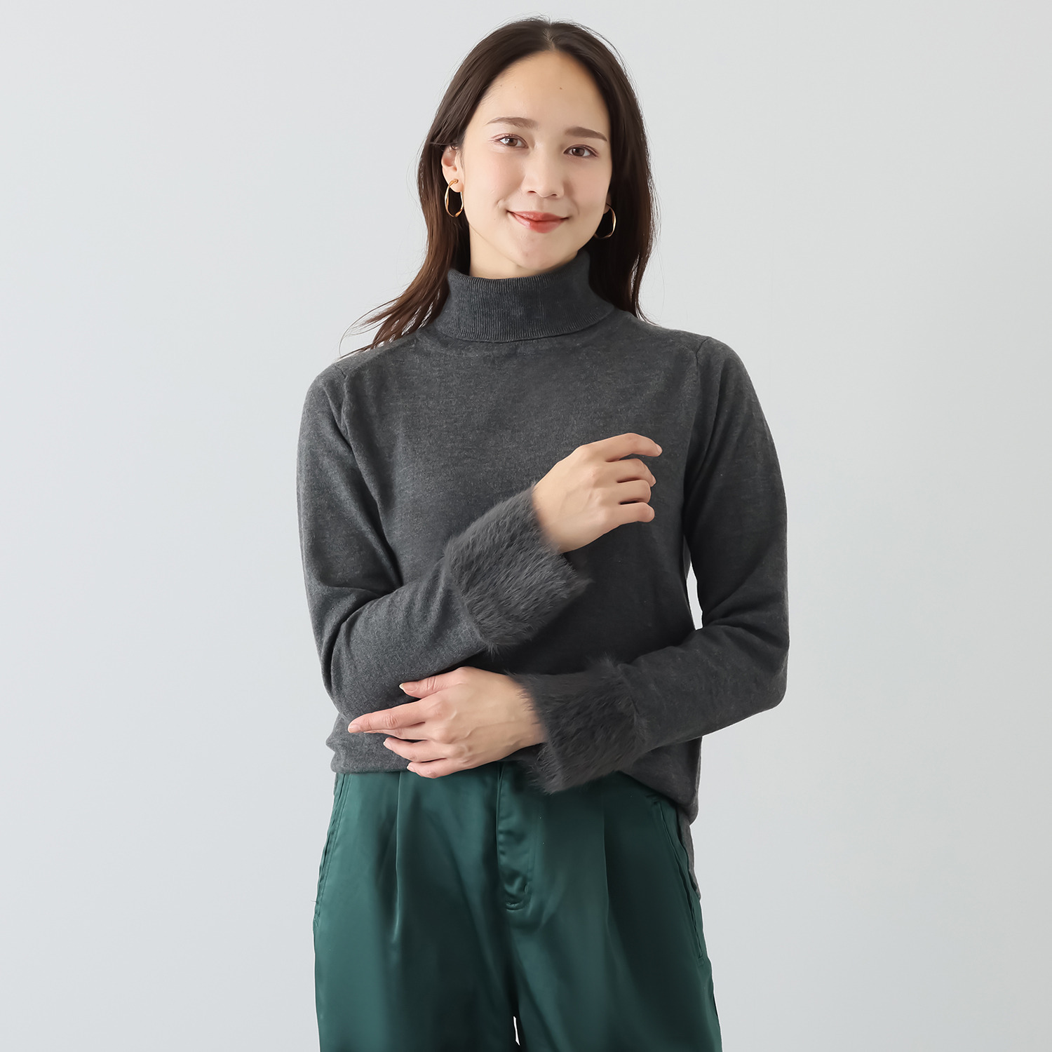 マイジュジュ 一枚で決まる！ ふわふわ フェザーヤーンカフス ハイネックプルオーバー