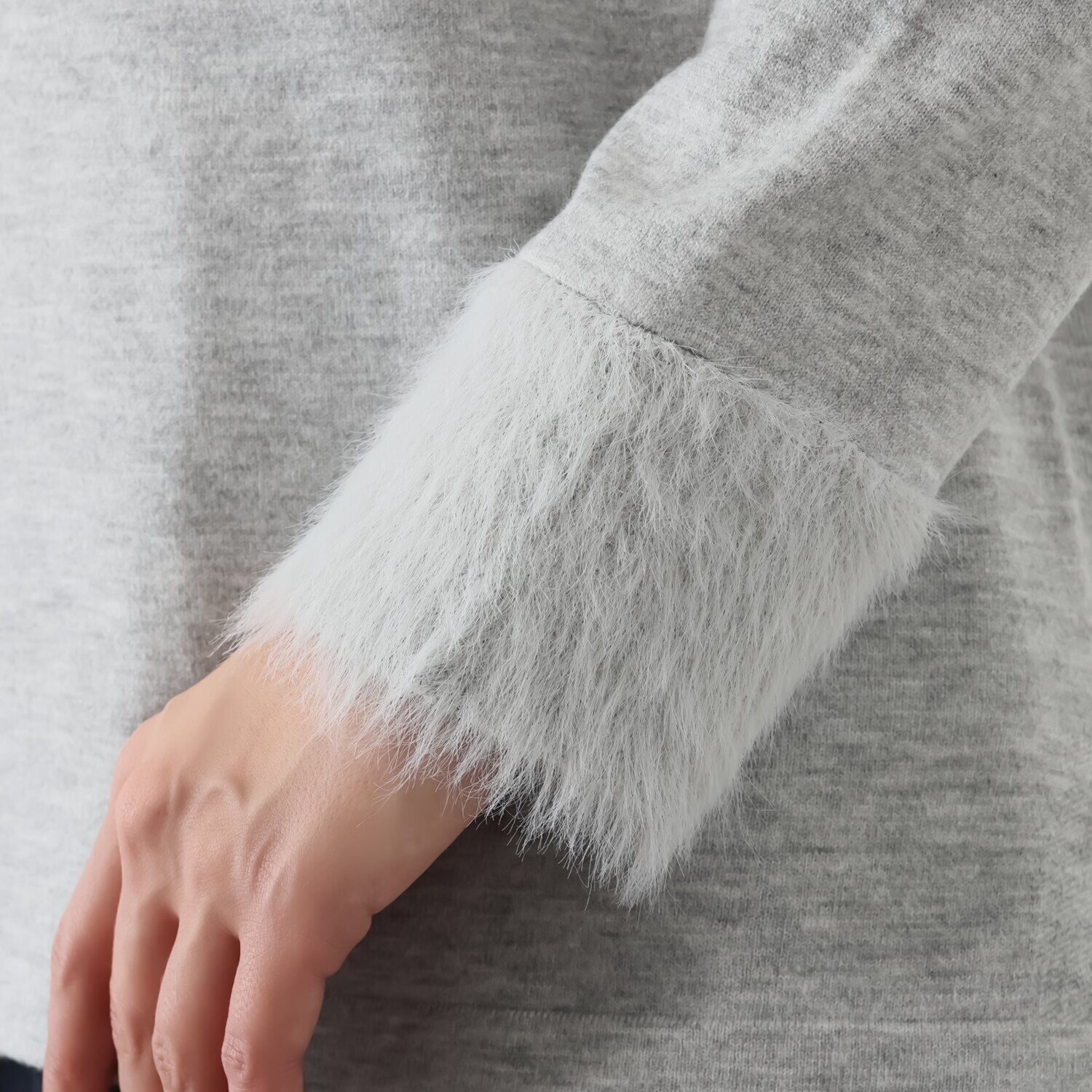 マイジュジュ 一枚で決まる！ ふわふわ フェザーヤーンカフス ハイネックプルオーバー