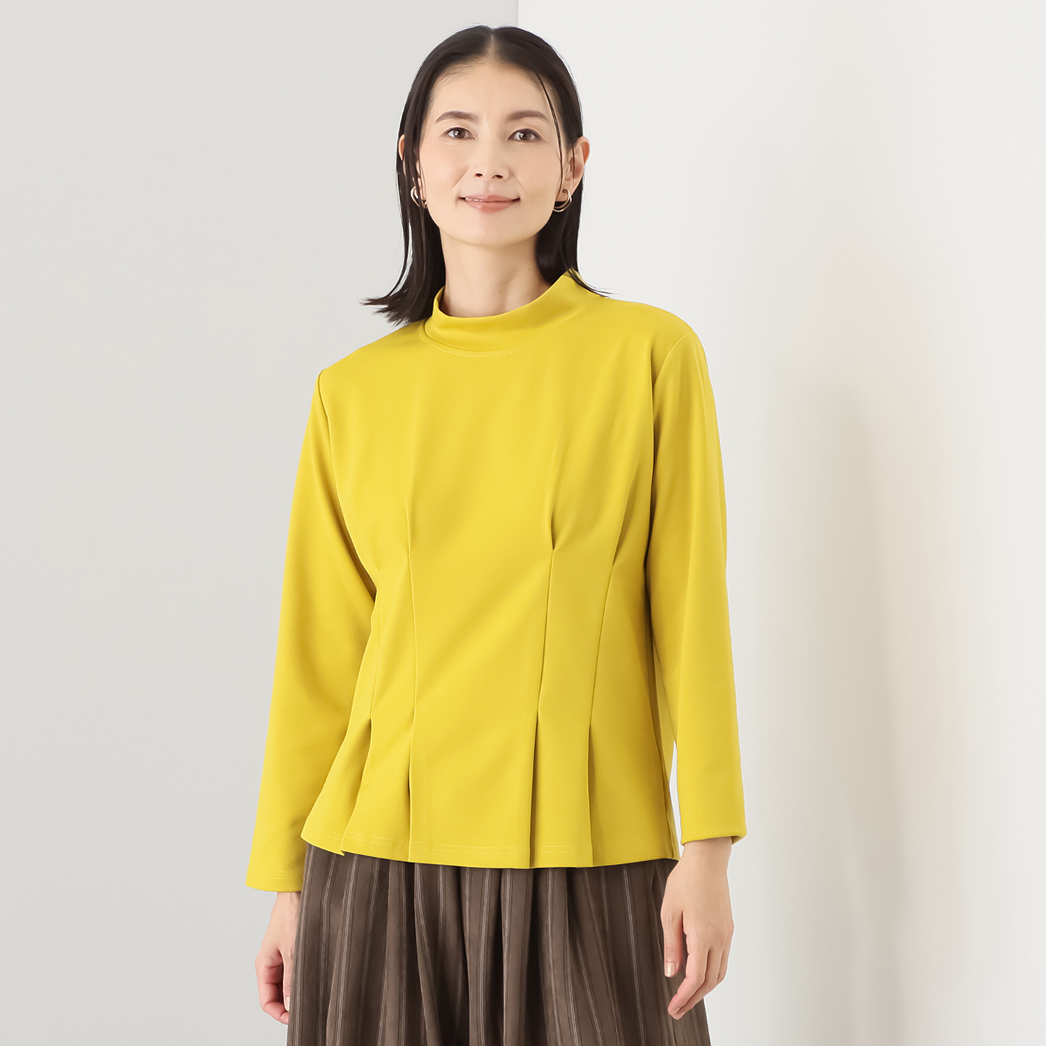 ベルポニー ストレッチジャージー素材 タックデザイン入り ハイネックプルオーバー