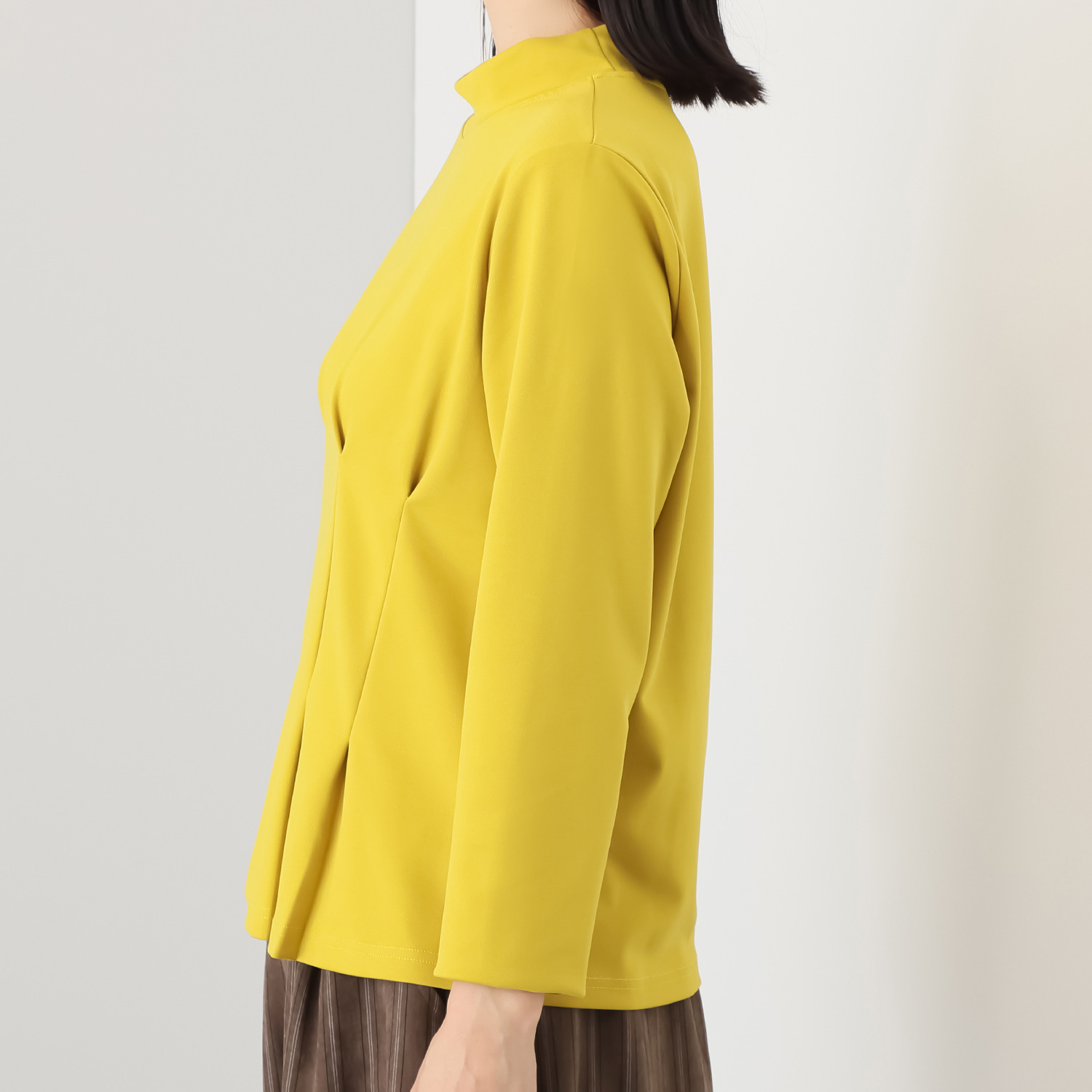 ベルポニー ストレッチジャージー素材 タックデザイン入り ハイネックプルオーバー