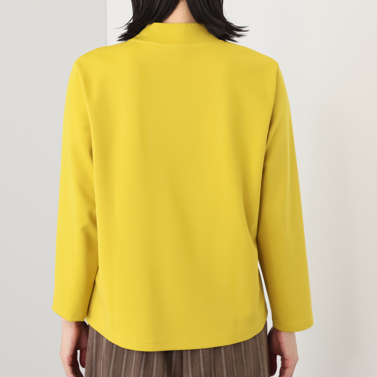 ベルポニー ストレッチジャージー素材 タックデザイン入り ハイネックプルオーバー