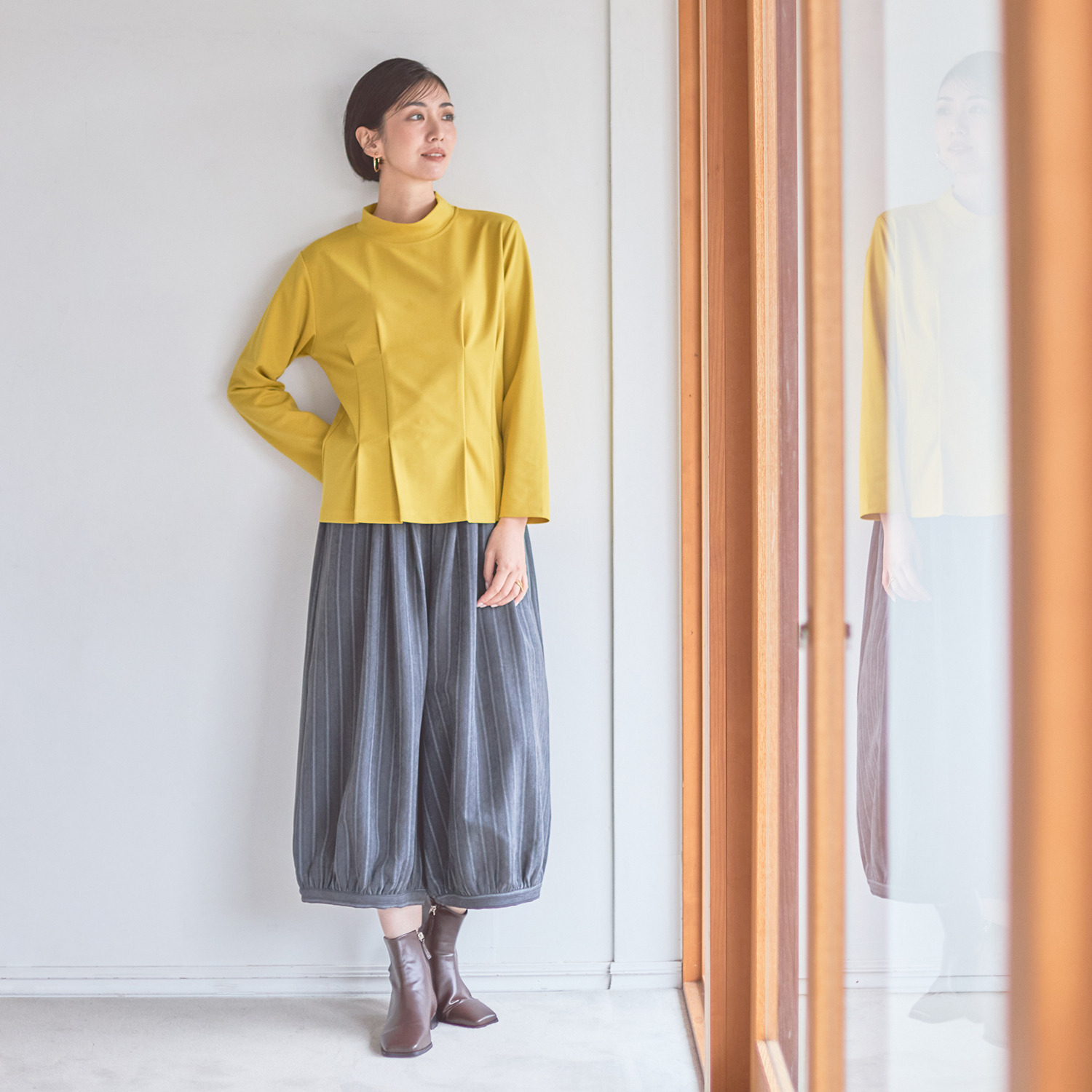 ベルポニー ストレッチジャージー素材 タックデザイン入り ハイネックプルオーバー