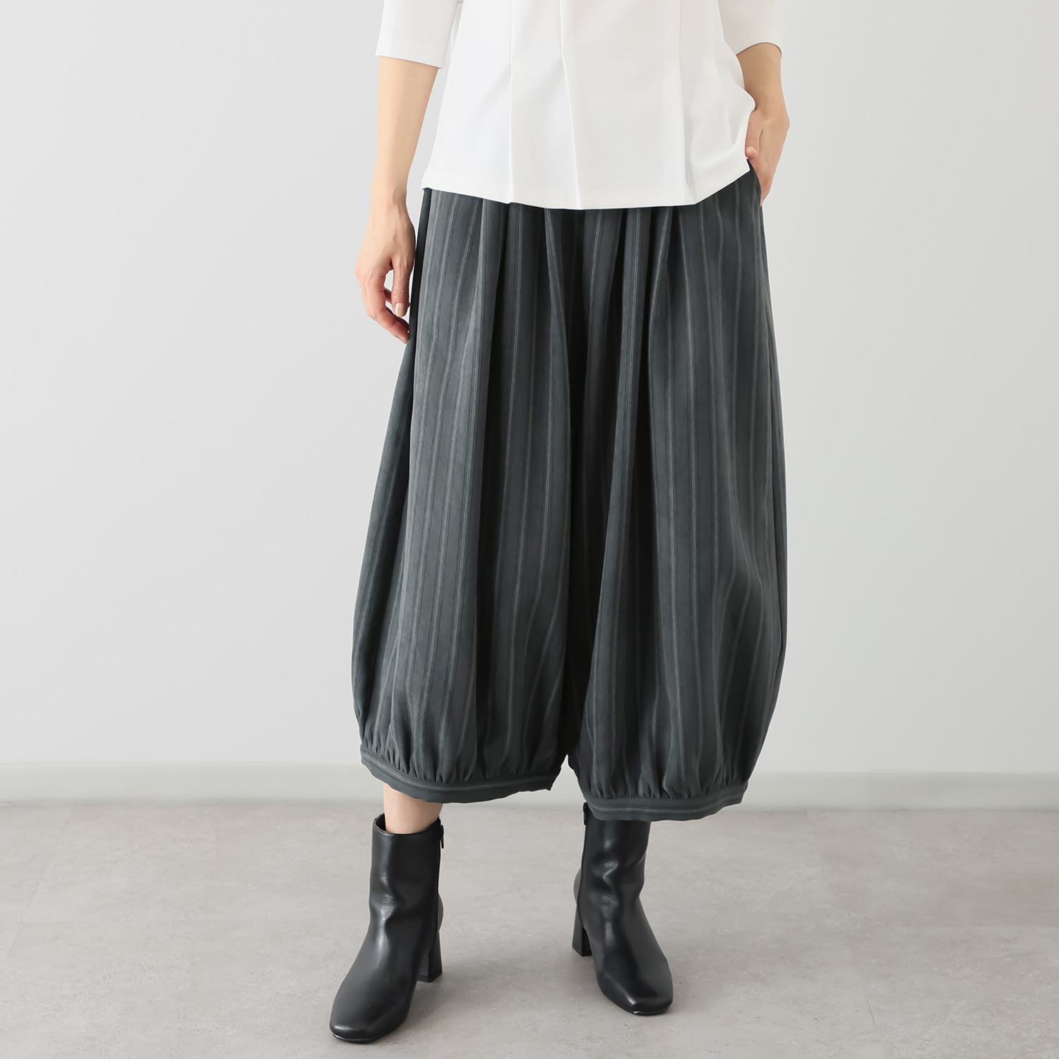 ベルポニー リラックスシルエット ギャザーデザイン ストライプ柄パンツ