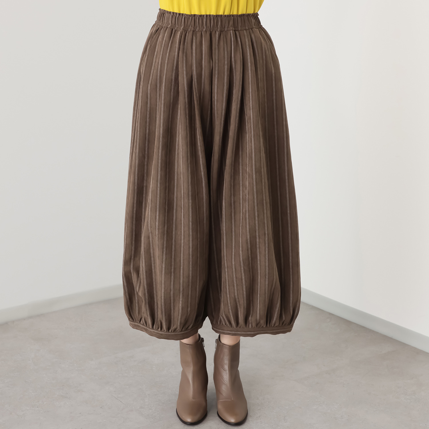 ベルポニー リラックスシルエット ギャザーデザイン ストライプ柄パンツ