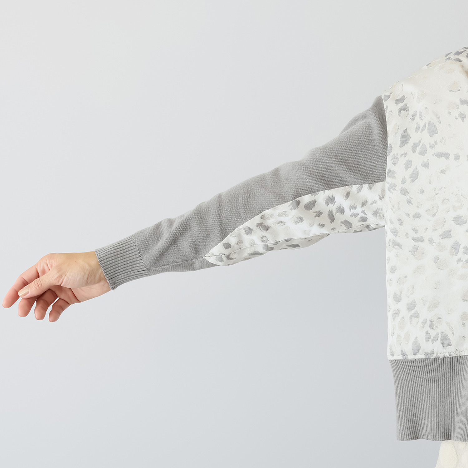 ヨシヨシ バイ　ピージェイ 異素材切替 リラックスシルエット デザインプルオーバー