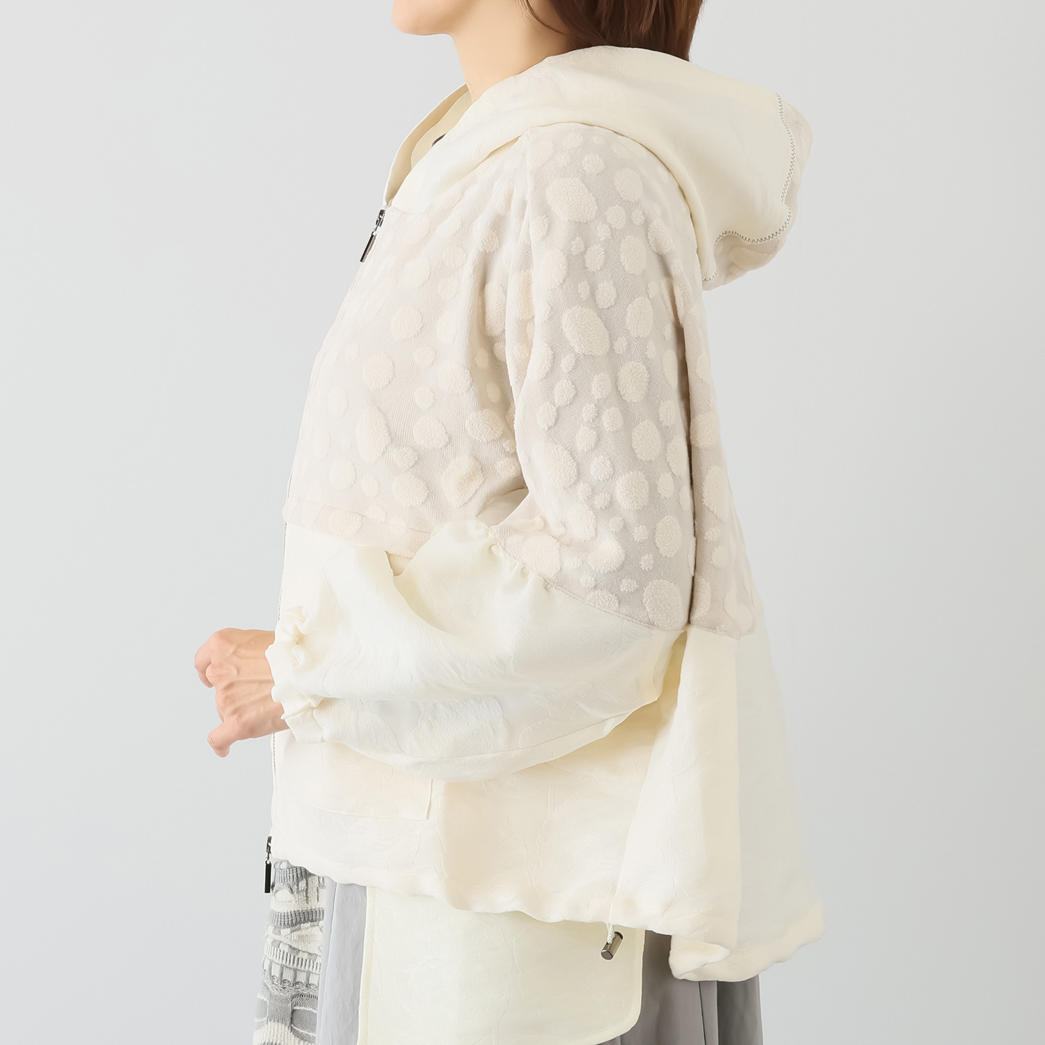 ヨシヨシ バイ　ピージェイ 異素材切替 リラックスシルエット デザインフード付 ジップアップジャケット