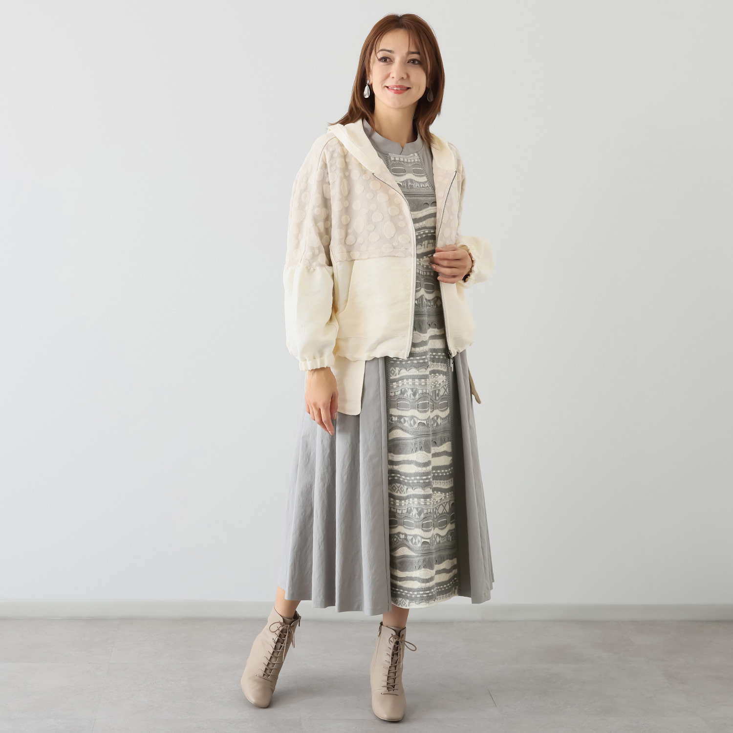 ヨシヨシ バイ　ピージェイ 異素材切替 リラックスシルエット デザインフード付 ジップアップジャケット