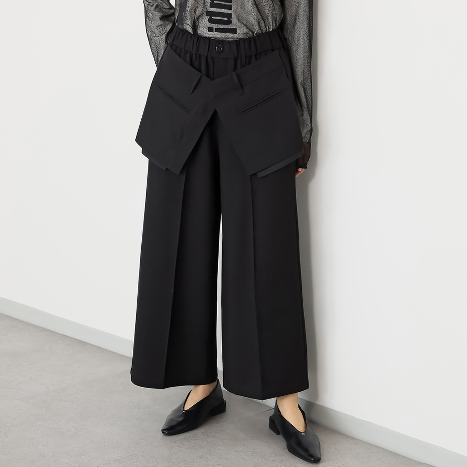 オン　ザ　エッジ 異素材エプロンが モードでＮＥＷ センタータックで脚長見え ワイドパンツ