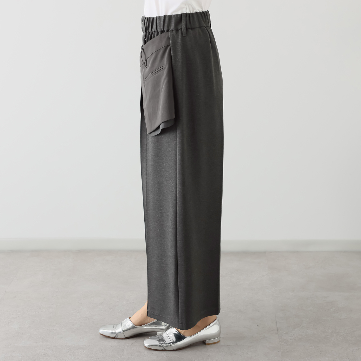 オン　ザ　エッジ 異素材エプロンが モードでＮＥＷ センタータックで脚長見え ワイドパンツ