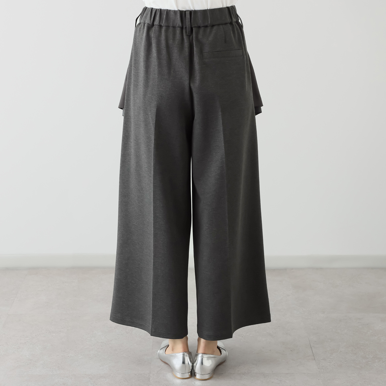 オン　ザ　エッジ 異素材エプロンが モードでＮＥＷ センタータックで脚長見え ワイドパンツ