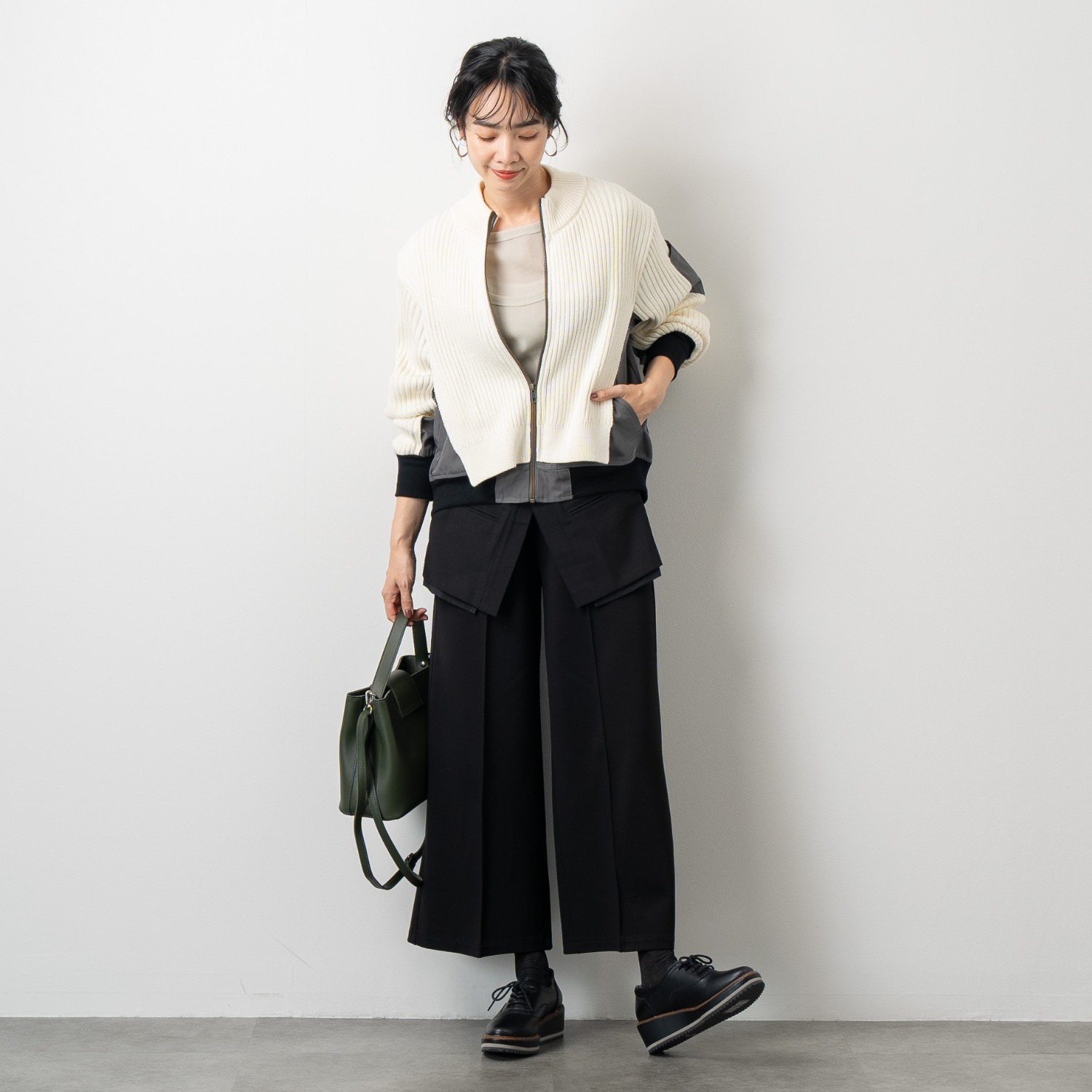 オン　ザ　エッジ 異素材エプロンが モードでＮＥＷ センタータックで脚長見え ワイドパンツ