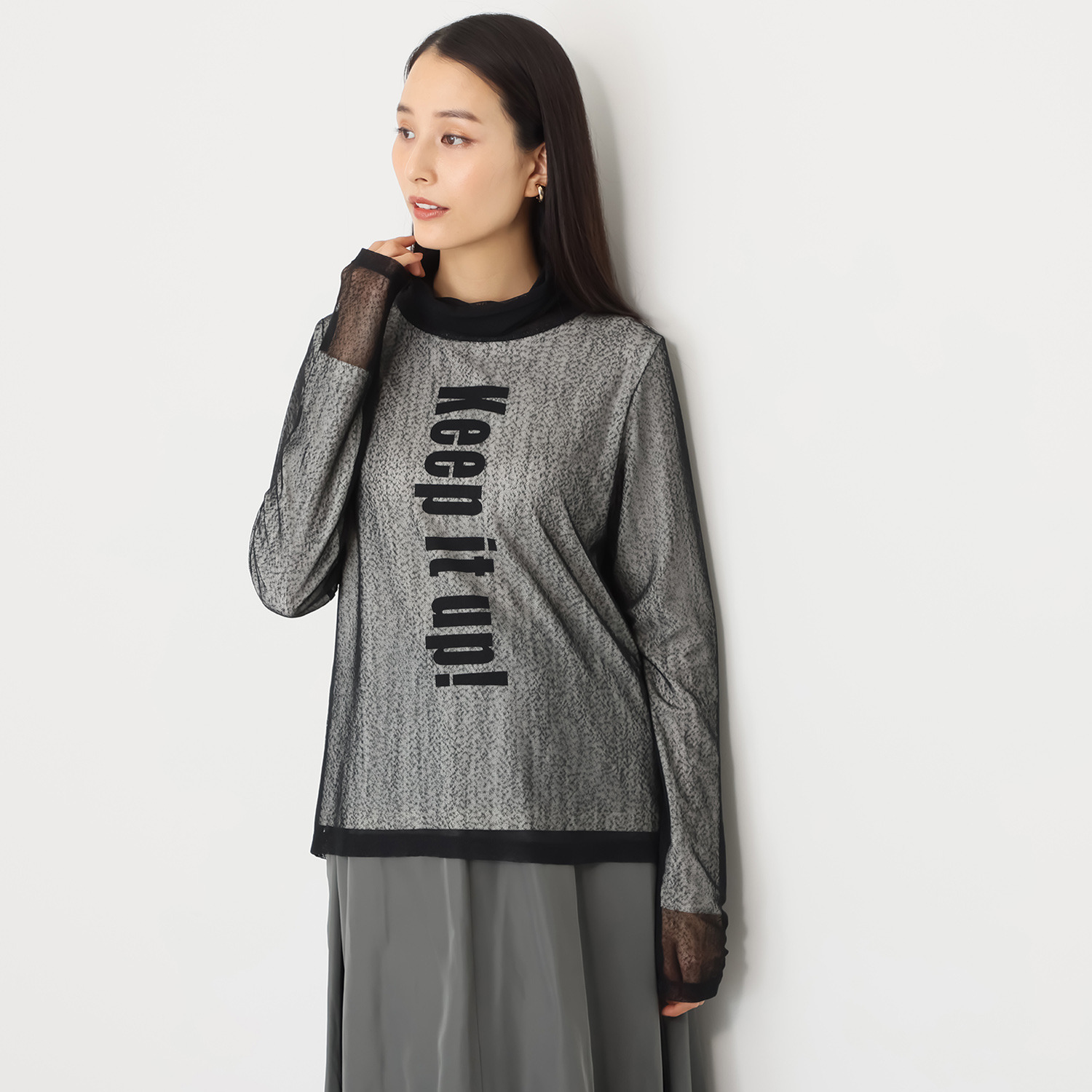 オン　ザ　エッジ メッシュレイヤード ロゴデザイン タートルネック プルオーバー