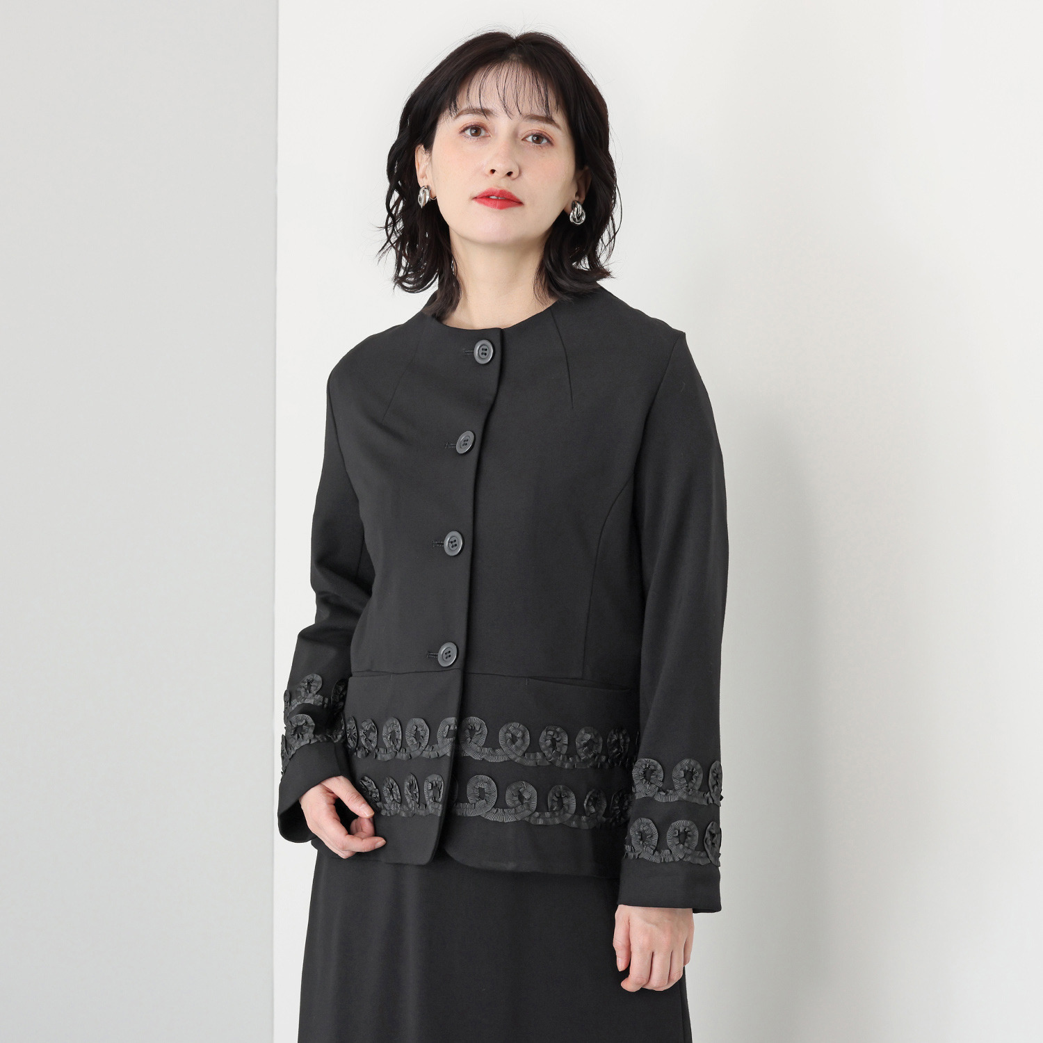 エムジェイアール　バイ マチコ　ジント　ロンドン リボン刺しゅうモティーフ ペプラム切替 ジャージージャケット