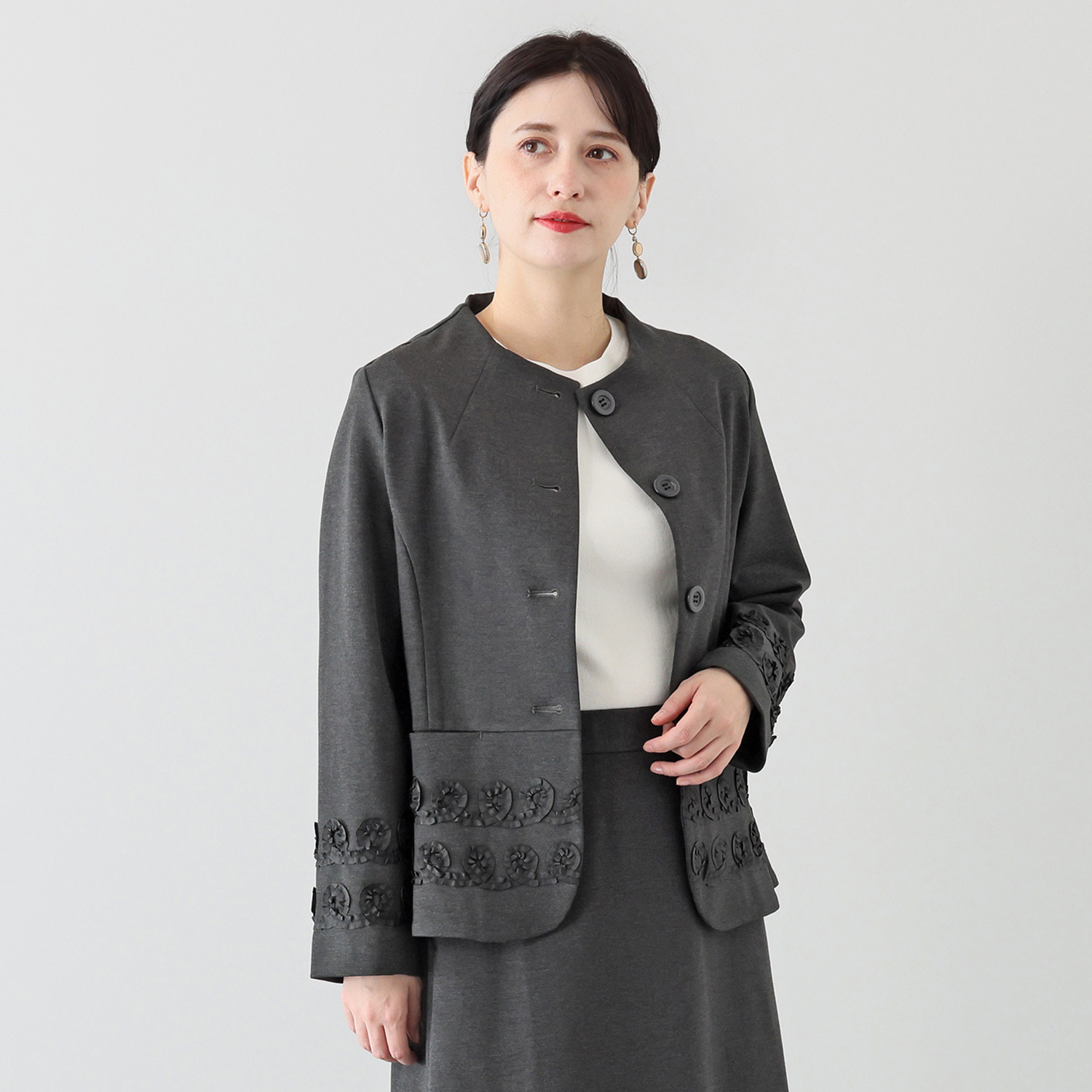 エムジェイアール　バイ マチコ　ジント　ロンドン リボン刺しゅうモティーフ ペプラム切替 ジャージージャケット