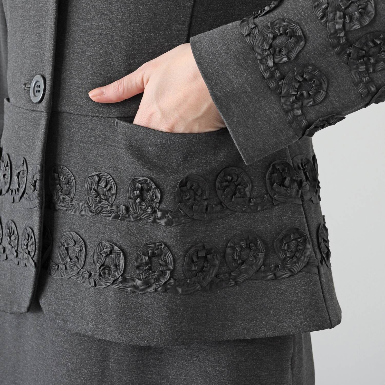 エムジェイアール　バイ マチコ　ジント　ロンドン リボン刺しゅうモティーフ ペプラム切替 ジャージージャケット