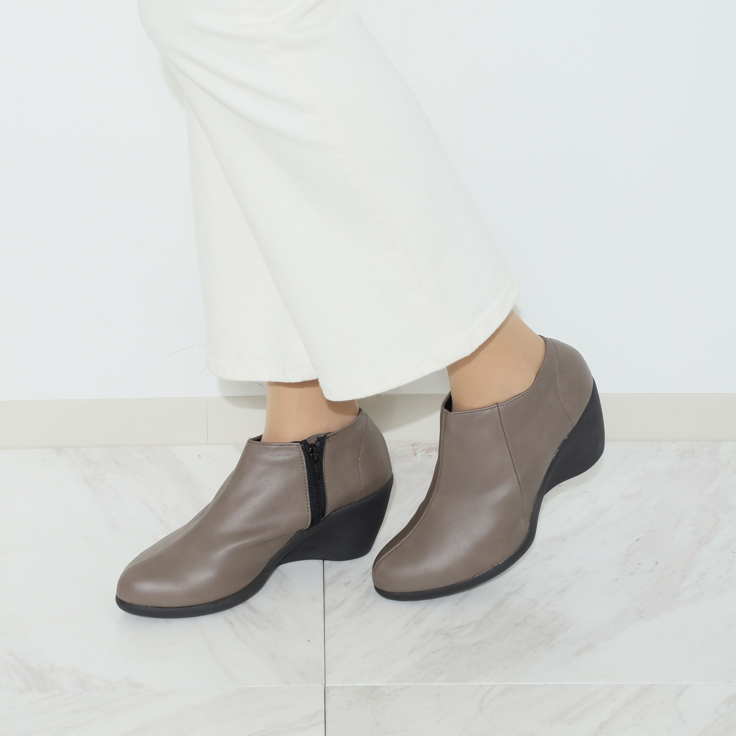 リゲッタ 日本製 アーチサポート アーモンドトゥ ウェッジヒールブーティ