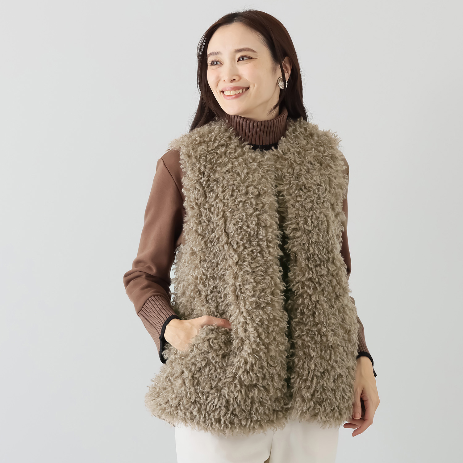 ゼラールスポーツ きれいめ艶やか カーリーフェイクファー ミディ丈ベスト