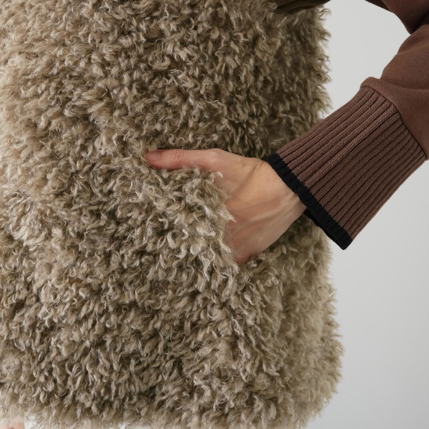 ゼラールスポーツ きれいめ艶やか カーリーフェイクファー ミディ丈ベスト