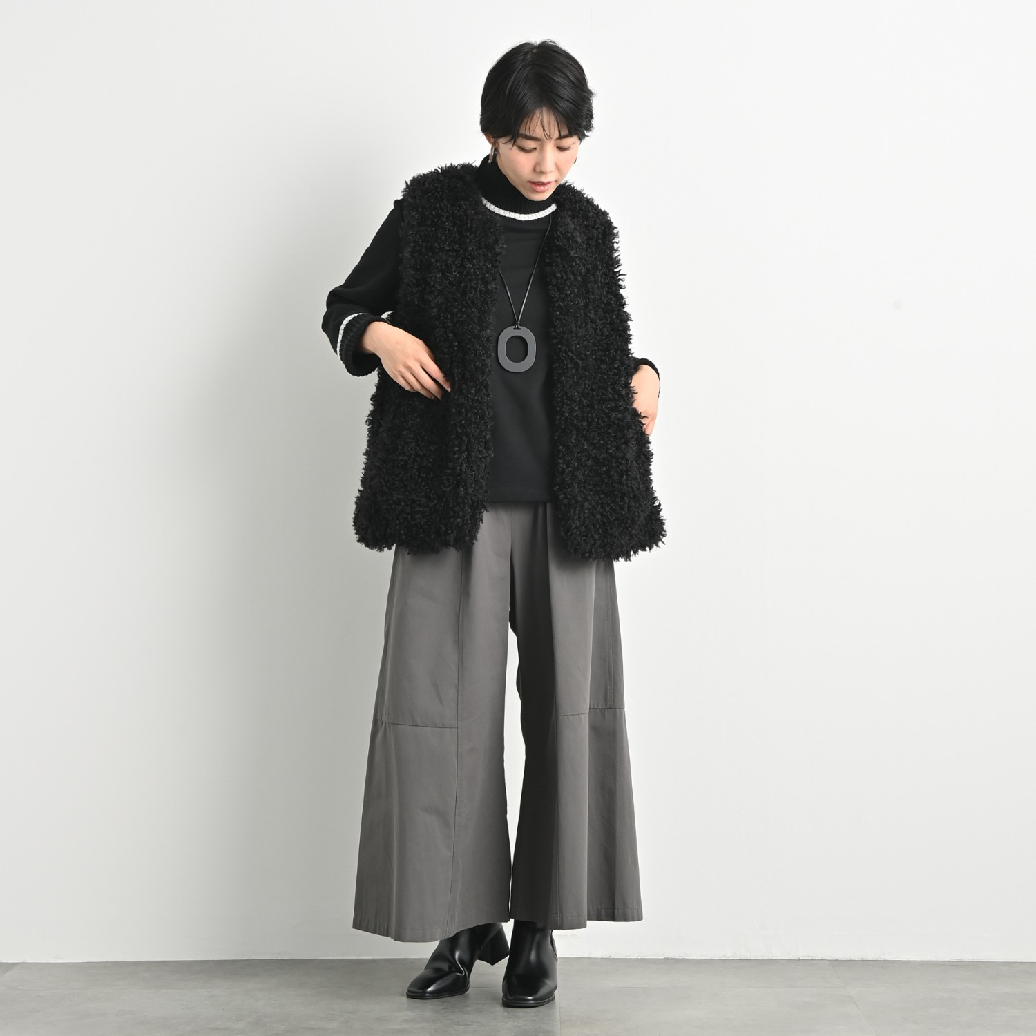 ゼラールスポーツ きれいめ艶やか カーリーフェイクファー ミディ丈ベスト