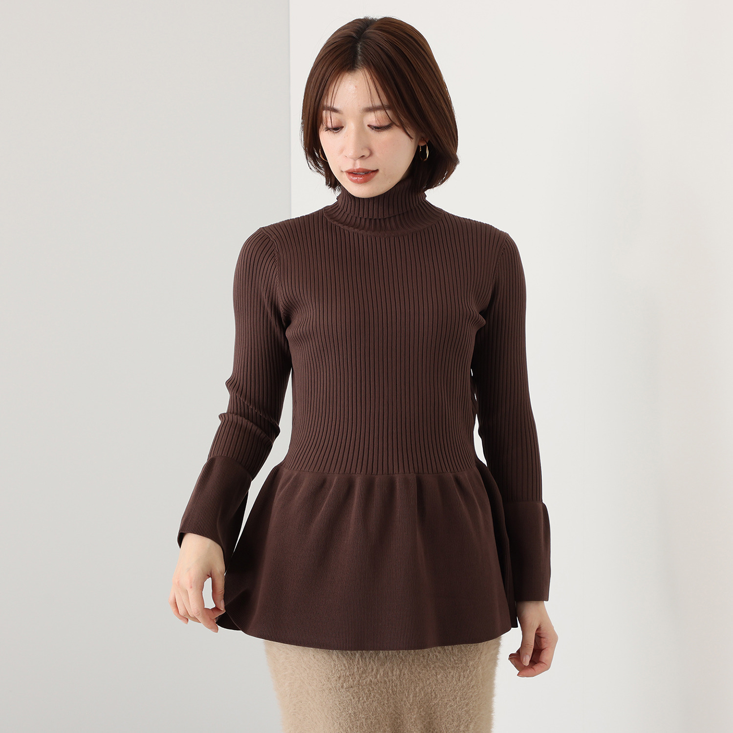 ボン・ブリコラージュ バイ　レイコ・ホウセンジ モードなペプラムの リブタートル デザインニット