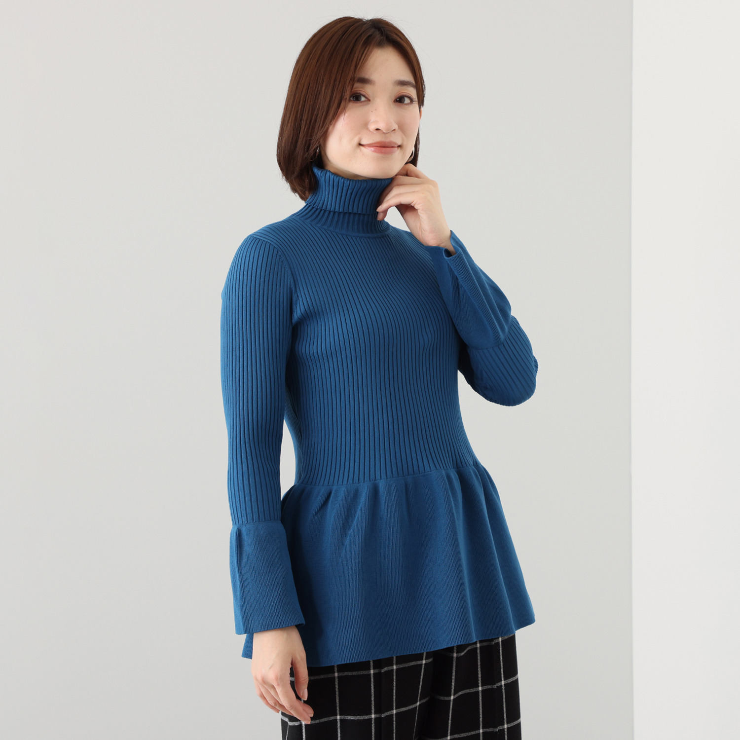 ボン・ブリコラージュ バイ　レイコ・ホウセンジ モードなペプラムの リブタートル デザインニット