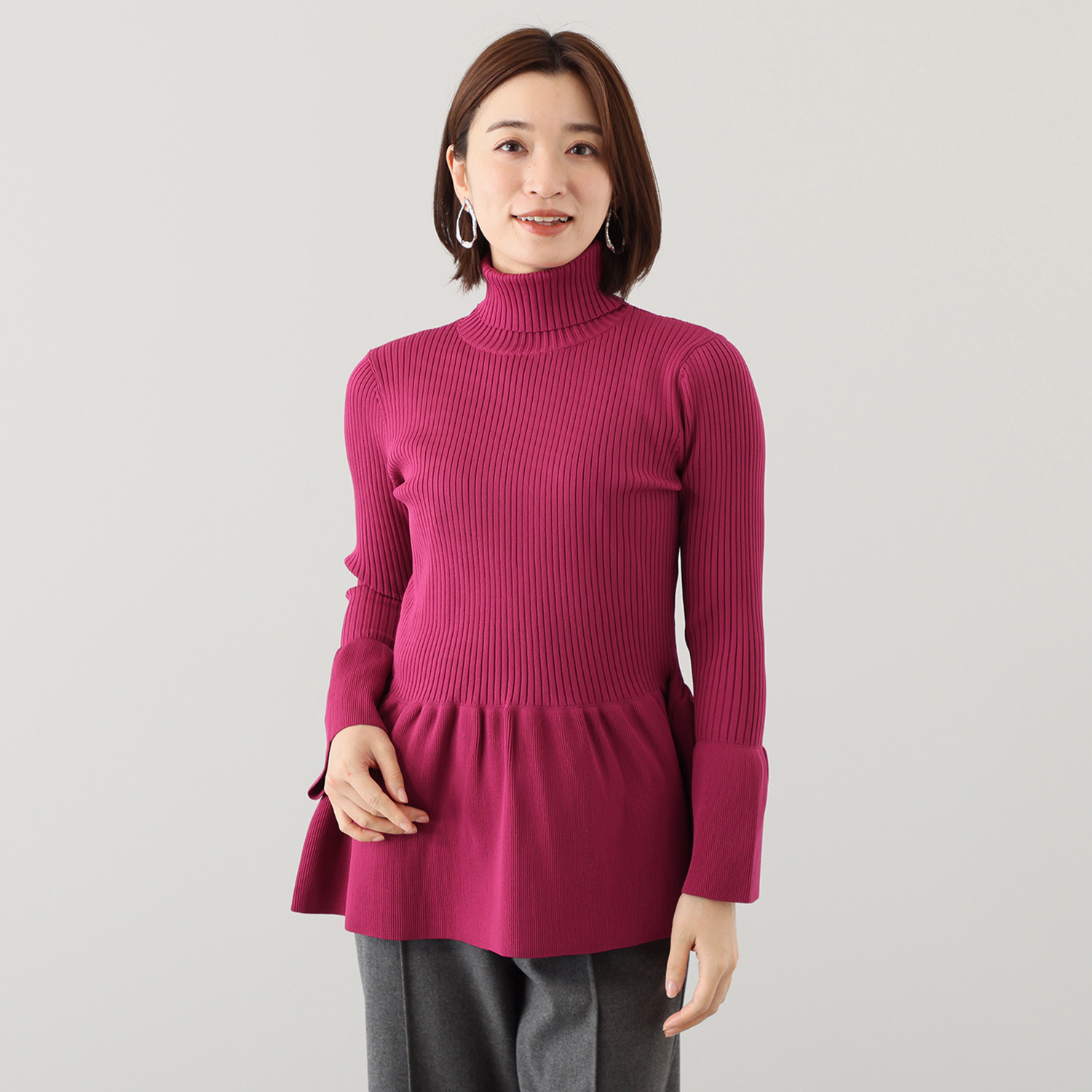 ボン・ブリコラージュ バイ　レイコ・ホウセンジ モードなペプラムの リブタートル デザインニット