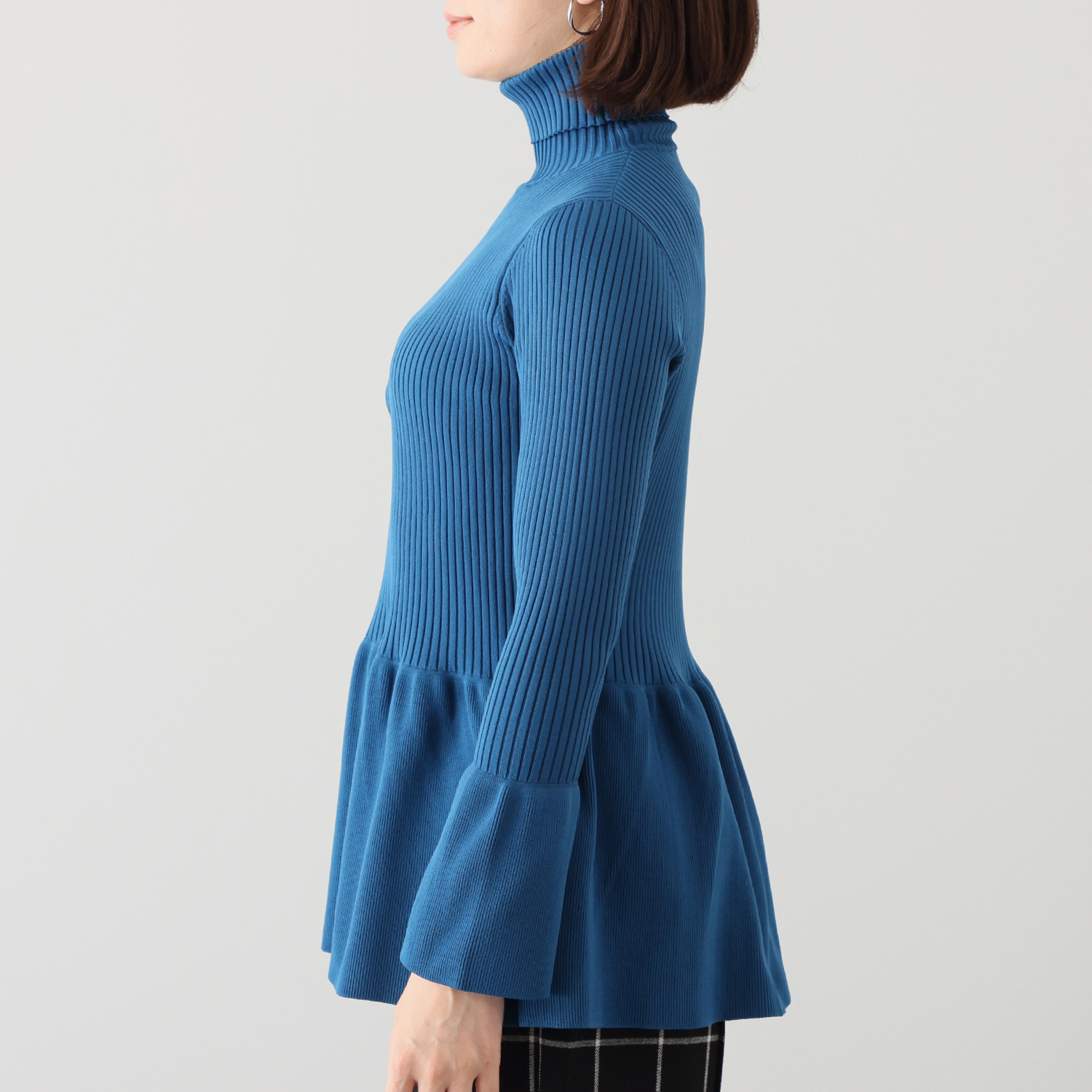 ボン・ブリコラージュ バイ　レイコ・ホウセンジ モードなペプラムの リブタートル デザインニット