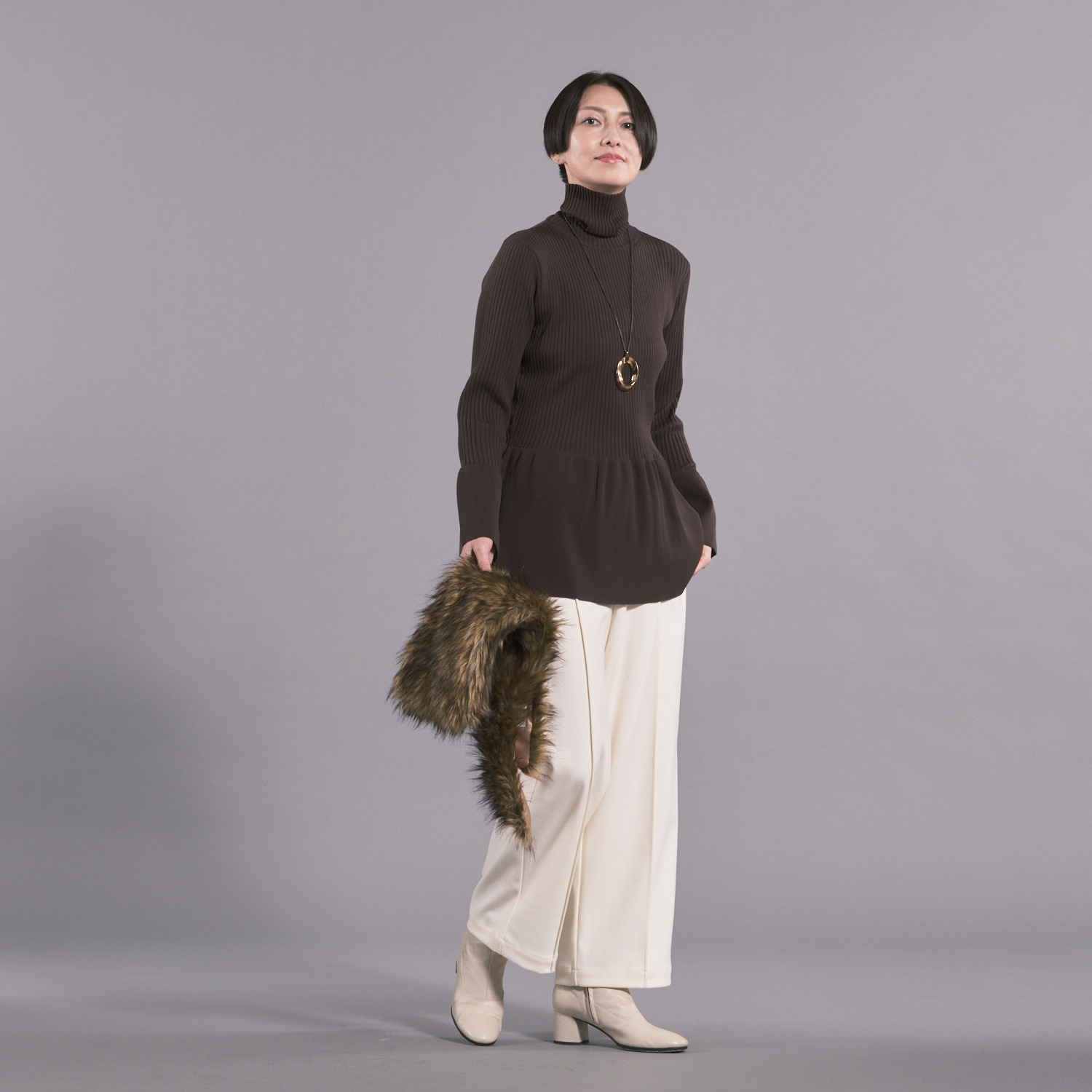 ボン・ブリコラージュ バイ　レイコ・ホウセンジ モードなペプラムの リブタートル デザインニット