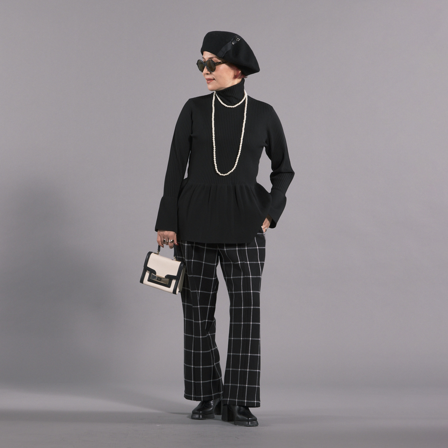 ボン・ブリコラージュ バイ　レイコ・ホウセンジ モードなペプラムの リブタートル デザインニット