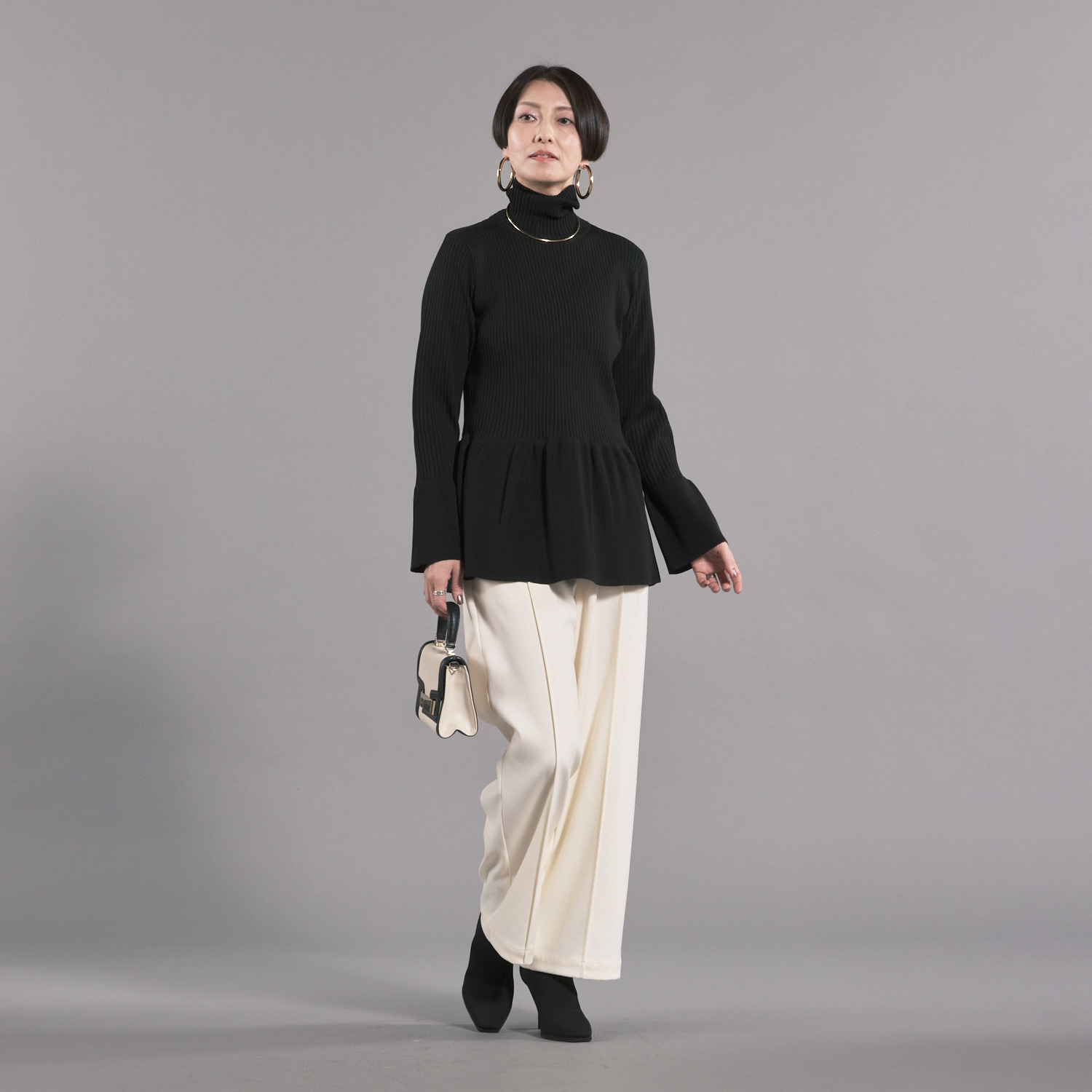 ボン・ブリコラージュ バイ　レイコ・ホウセンジ モードなペプラムの リブタートル デザインニット