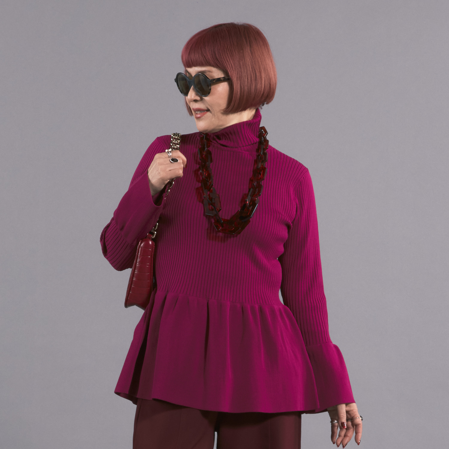 ボン・ブリコラージュ バイ　レイコ・ホウセンジ モードなペプラムの リブタートル デザインニット