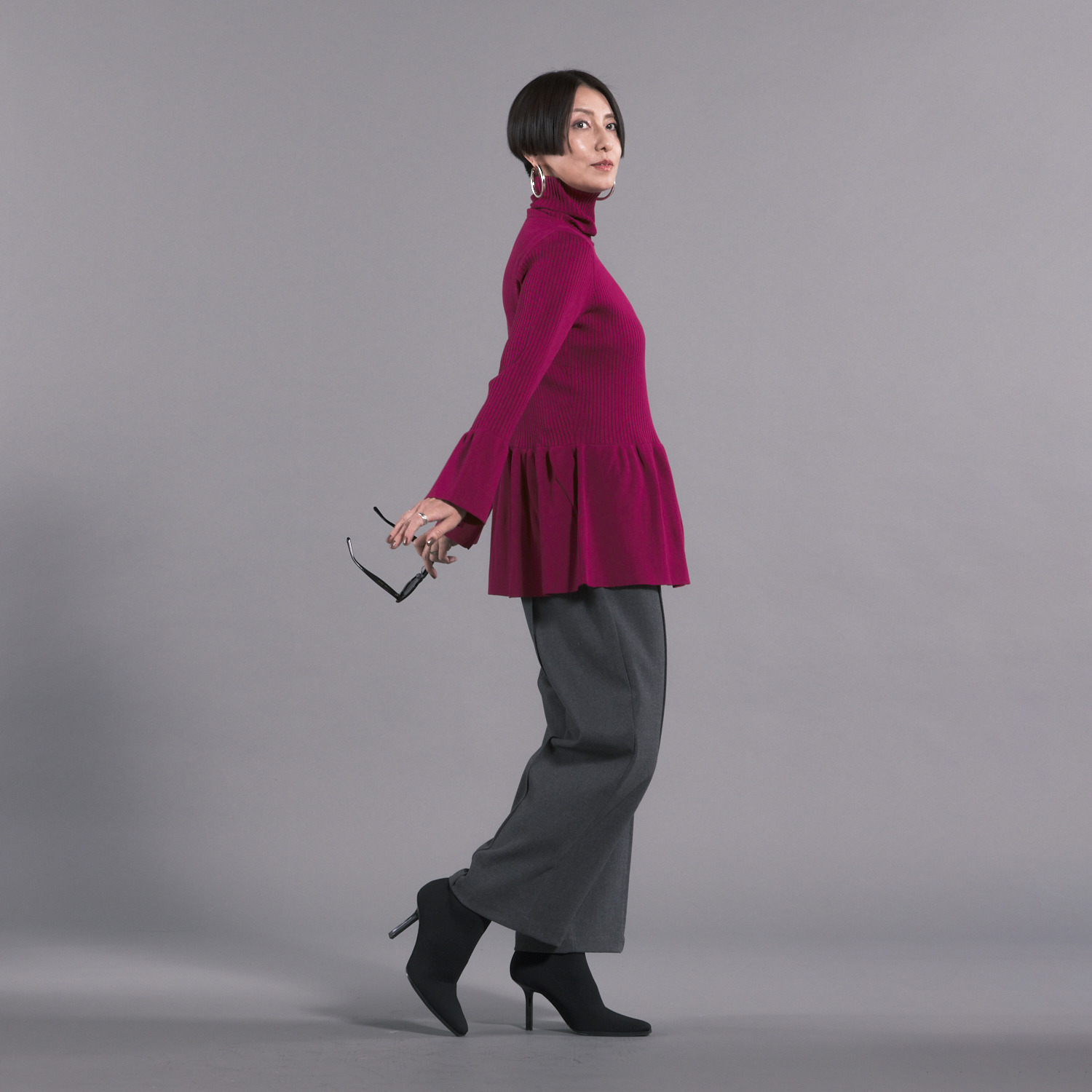 ボン・ブリコラージュ バイ　レイコ・ホウセンジ モードなペプラムの リブタートル デザインニット