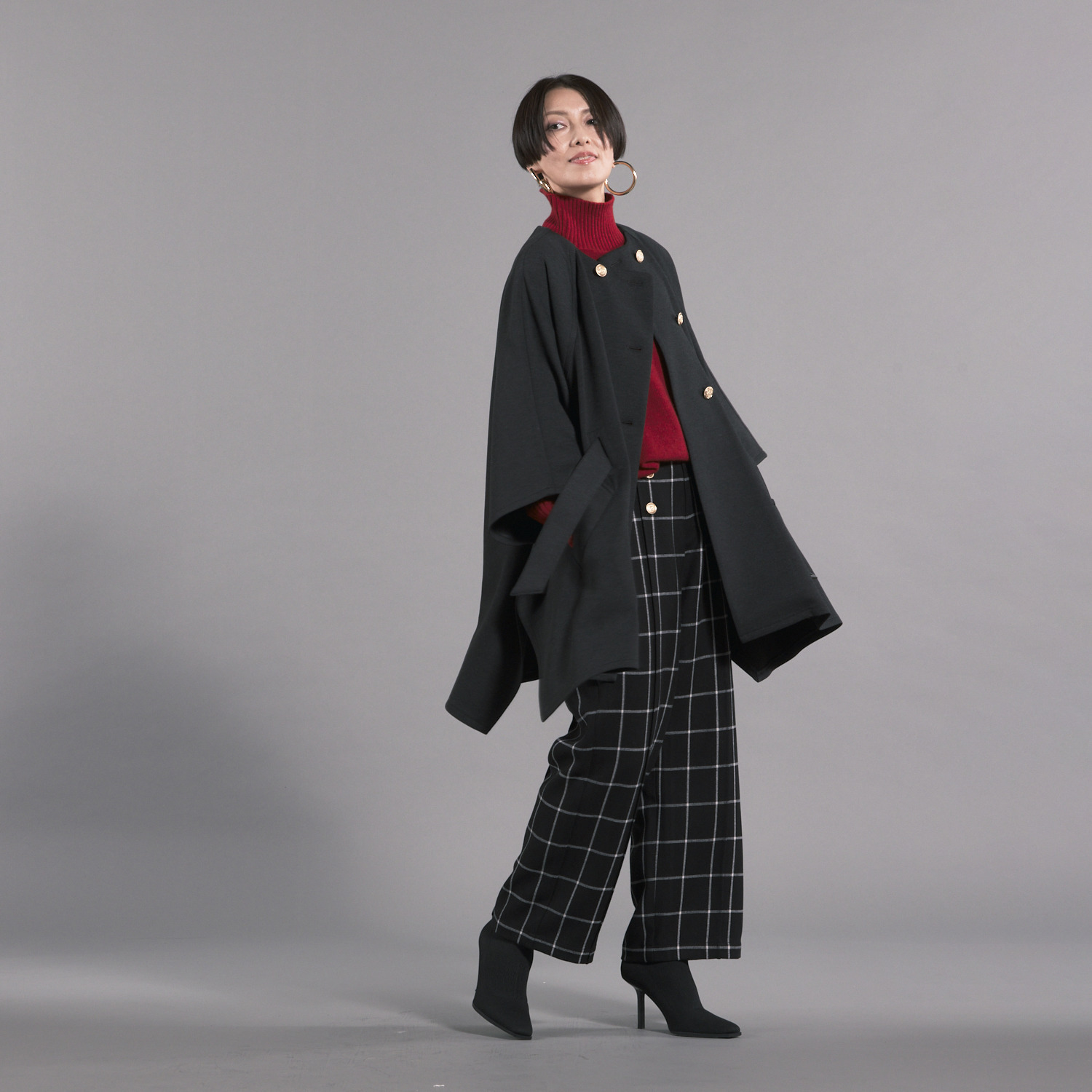 ボン・ブリコラージュ バイ　レイコ・ホウセンジ シックにライトにまとう マント風ショートコート