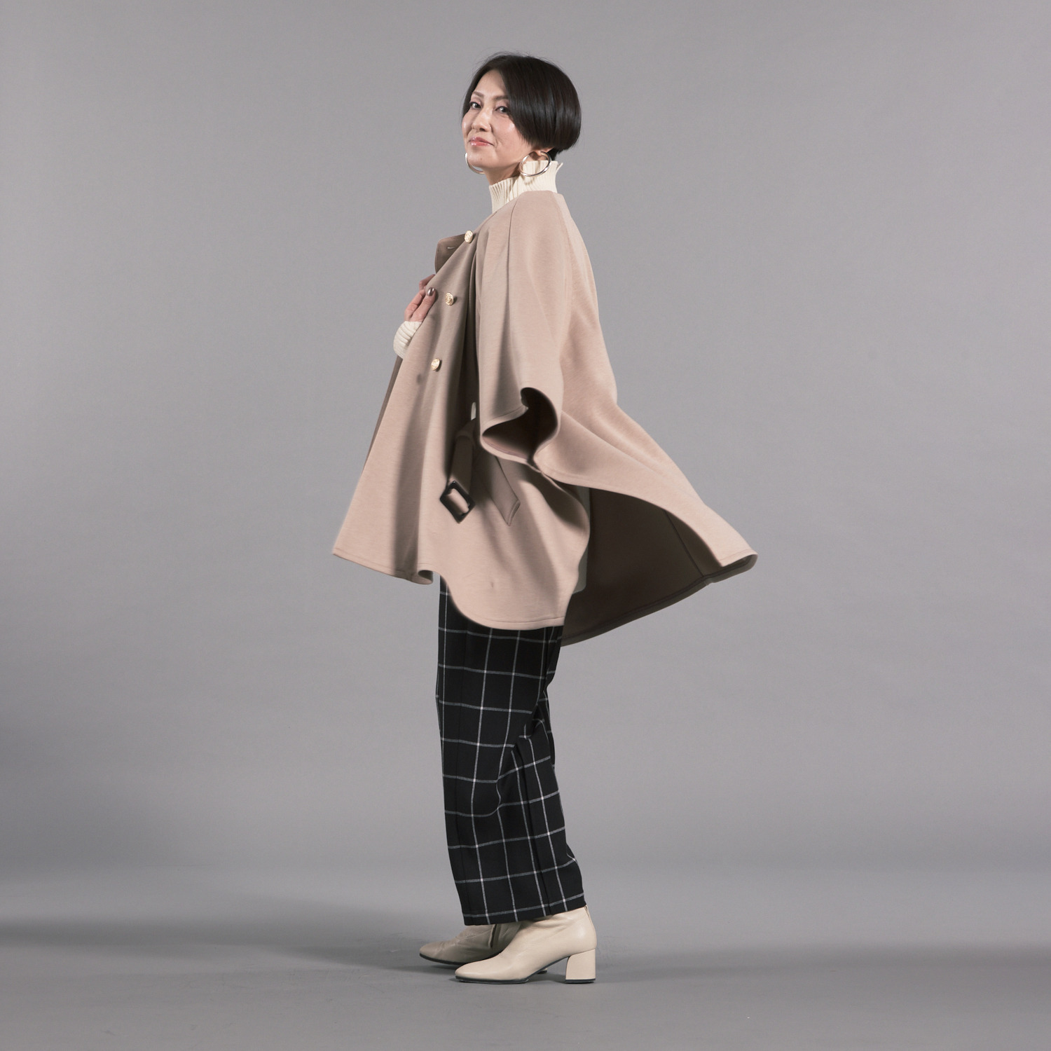 ボン・ブリコラージュ バイ　レイコ・ホウセンジ シックにライトにまとう マント風ショートコート