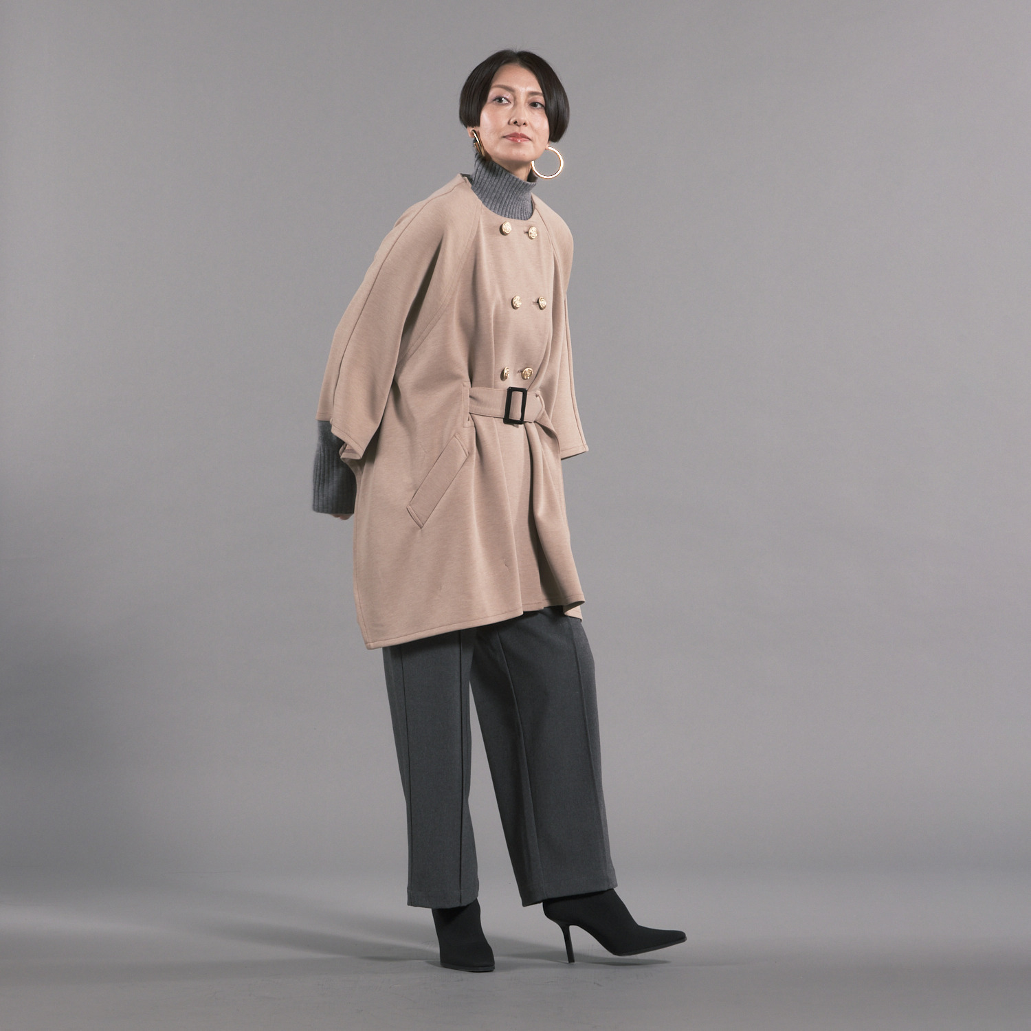 ボン・ブリコラージュ バイ　レイコ・ホウセンジ シックにライトにまとう マント風ショートコート