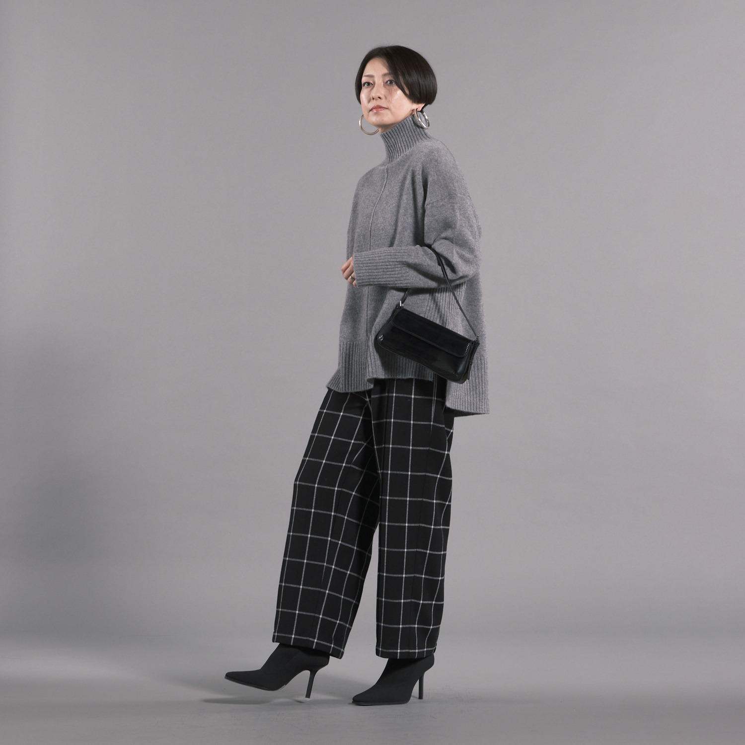 ボン・ブリコラージュ バイ　レイコ・ホウセンジ ラフでゆったり ストレートラインの タートルネック ニットプルオーバー